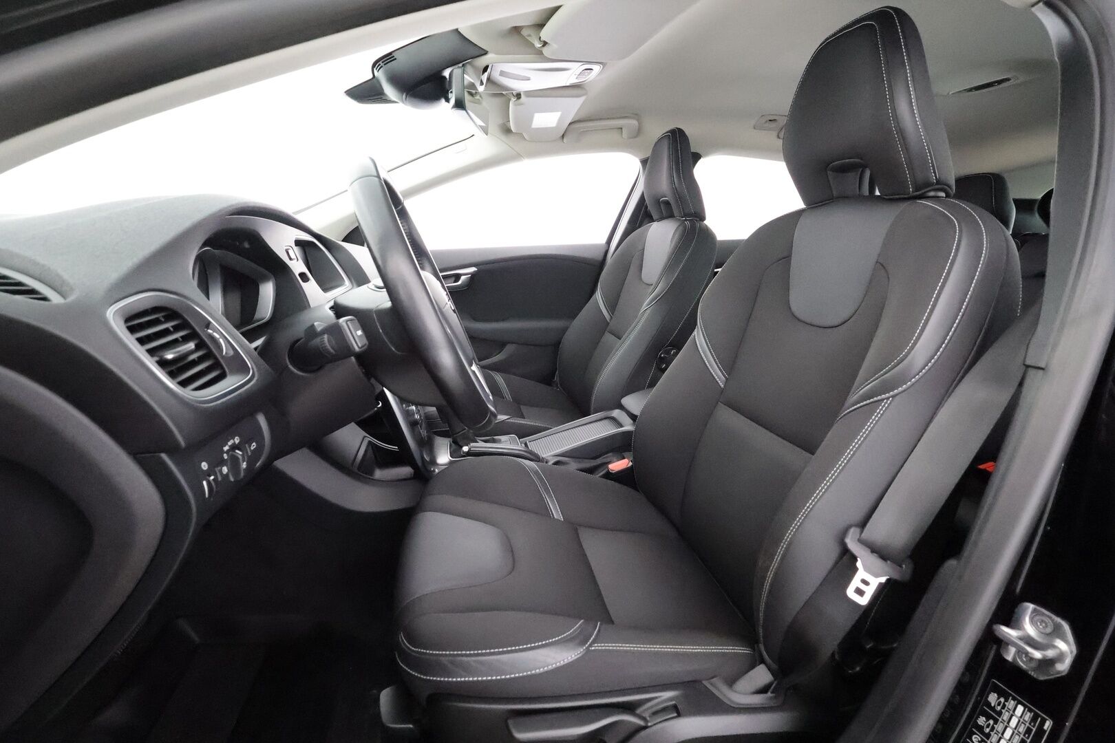 Volvo V40 2016 T2 Business aut - | Webasto | Digimittari | Xenon | Jakopää 2026 | Akt. kaarrevalot | High Performance Audio | BT | Vakkari | P.tutka | 2x renkaat aluin | Huoltokirja | Suomiauto |