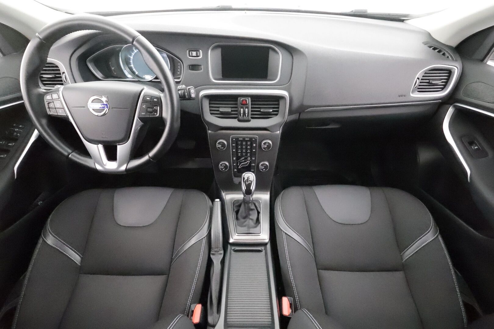 Volvo V40 2016 T2 Business aut - | Webasto | Digimittari | Xenon | Jakopää 2026 | Akt. kaarrevalot | High Performance Audio | BT | Vakkari | P.tutka | 2x renkaat aluin | Huoltokirja | Suomiauto |