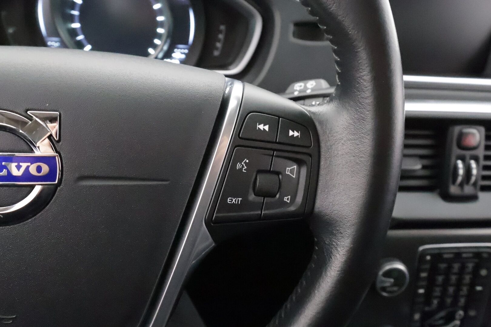 Volvo V40 2016 T2 Business aut - | Webasto | Digimittari | Xenon | Jakopää 2026 | Akt. kaarrevalot | High Performance Audio | BT | Vakkari | P.tutka | 2x renkaat aluin | Huoltokirja | Suomiauto |