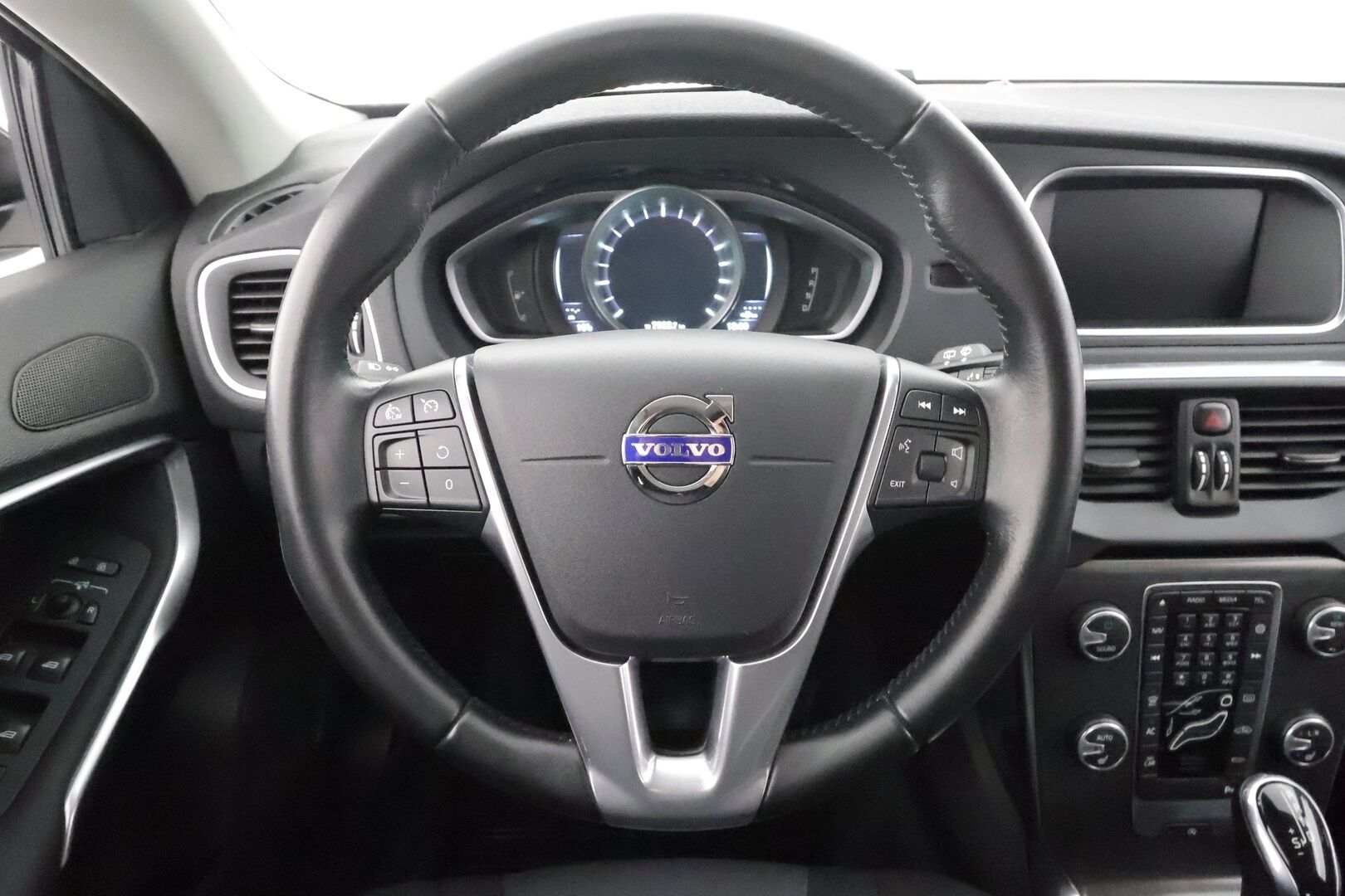 Volvo V40 2016 T2 Business aut - | Webasto | Digimittari | Xenon | Jakopää 2026 | Akt. kaarrevalot | High Performance Audio | BT | Vakkari | P.tutka | 2x renkaat aluin | Huoltokirja | Suomiauto |