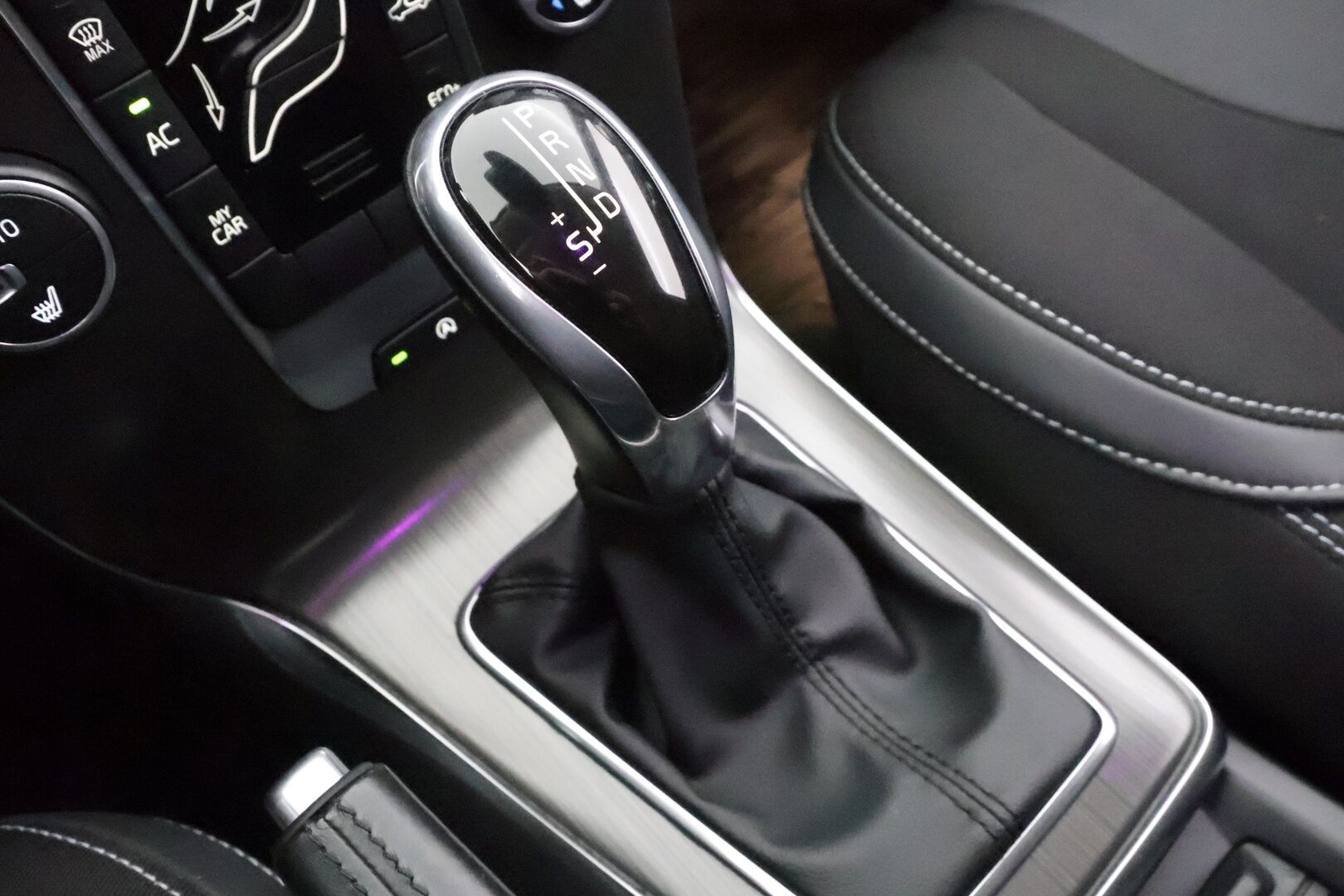 Volvo V40 2016 T2 Business aut - | Webasto | Digimittari | Xenon | Jakopää 2026 | Akt. kaarrevalot | High Performance Audio | BT | Vakkari | P.tutka | 2x renkaat aluin | Huoltokirja | Suomiauto |
