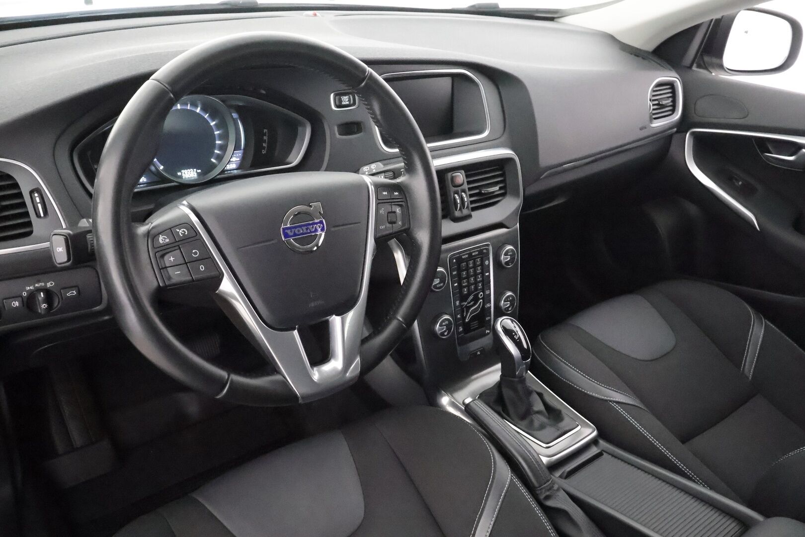 Volvo V40 2016 T2 Business aut - | Webasto | Digimittari | Xenon | Jakopää 2026 | Akt. kaarrevalot | High Performance Audio | BT | Vakkari | P.tutka | 2x renkaat aluin | Huoltokirja | Suomiauto |