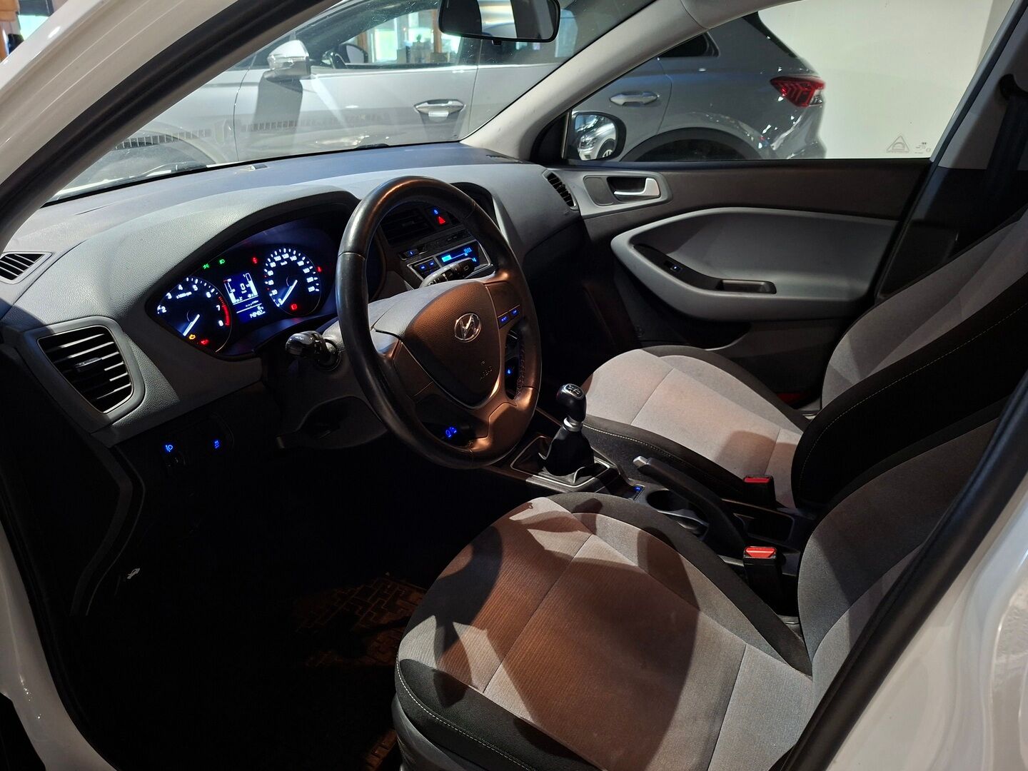 Hyundai i20 5d 2015 1,2 5MT ISG Classic Plus - 1-om. Suomi-auto / Lohko+sis.pistoke / Ilmastointi / Merkkihuollettu / 2x renkaat / Siisti!