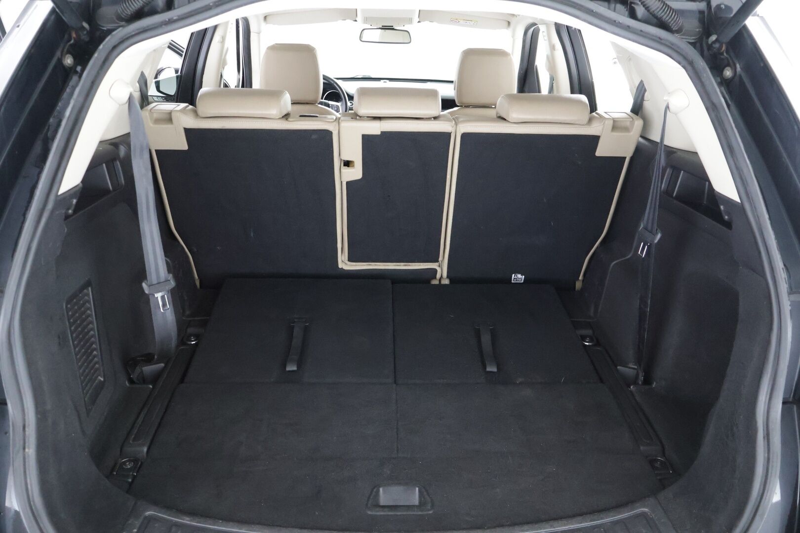 Land Rover Discovery Sport 2016 2,0 TD4 180 HSE Aut 7-P * YritysOutlet - Myydään vain yrityksille * - Webasto | Vaalea nahkasisusta | Vetokoukku | Ketju vaihdettu! | Leima 12/2026