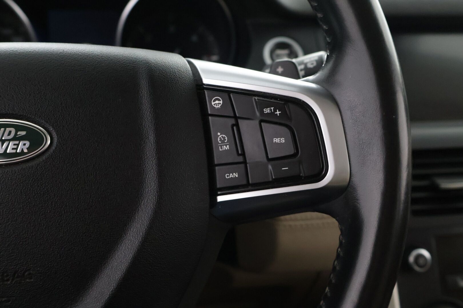 Land Rover Discovery Sport 2016 2,0 TD4 180 HSE Aut 7-P * YritysOutlet - Myydään vain yrityksille * - Webasto | Vaalea nahkasisusta | Vetokoukku | Ketju vaihdettu! | Leima 12/2026