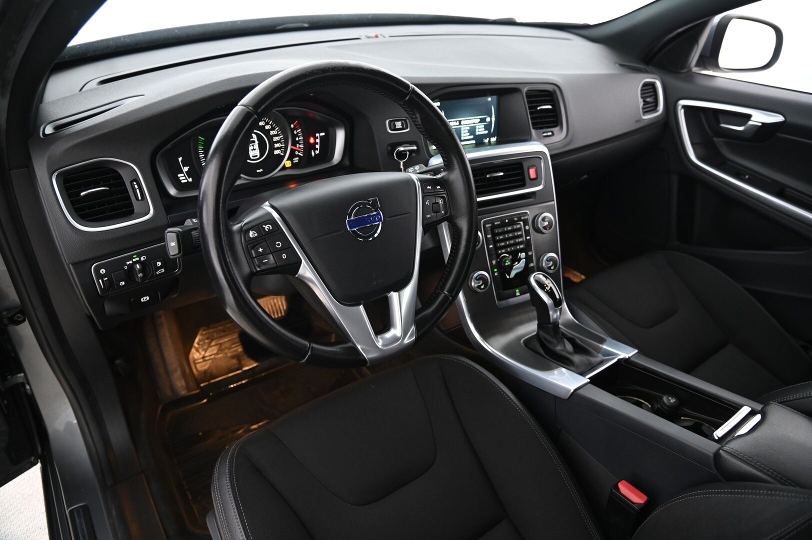 Volvo V60 2017 T3 Business aut *Webasto / Koukku / Bt / Vakkari* - *Suomi-auto / Siisti*