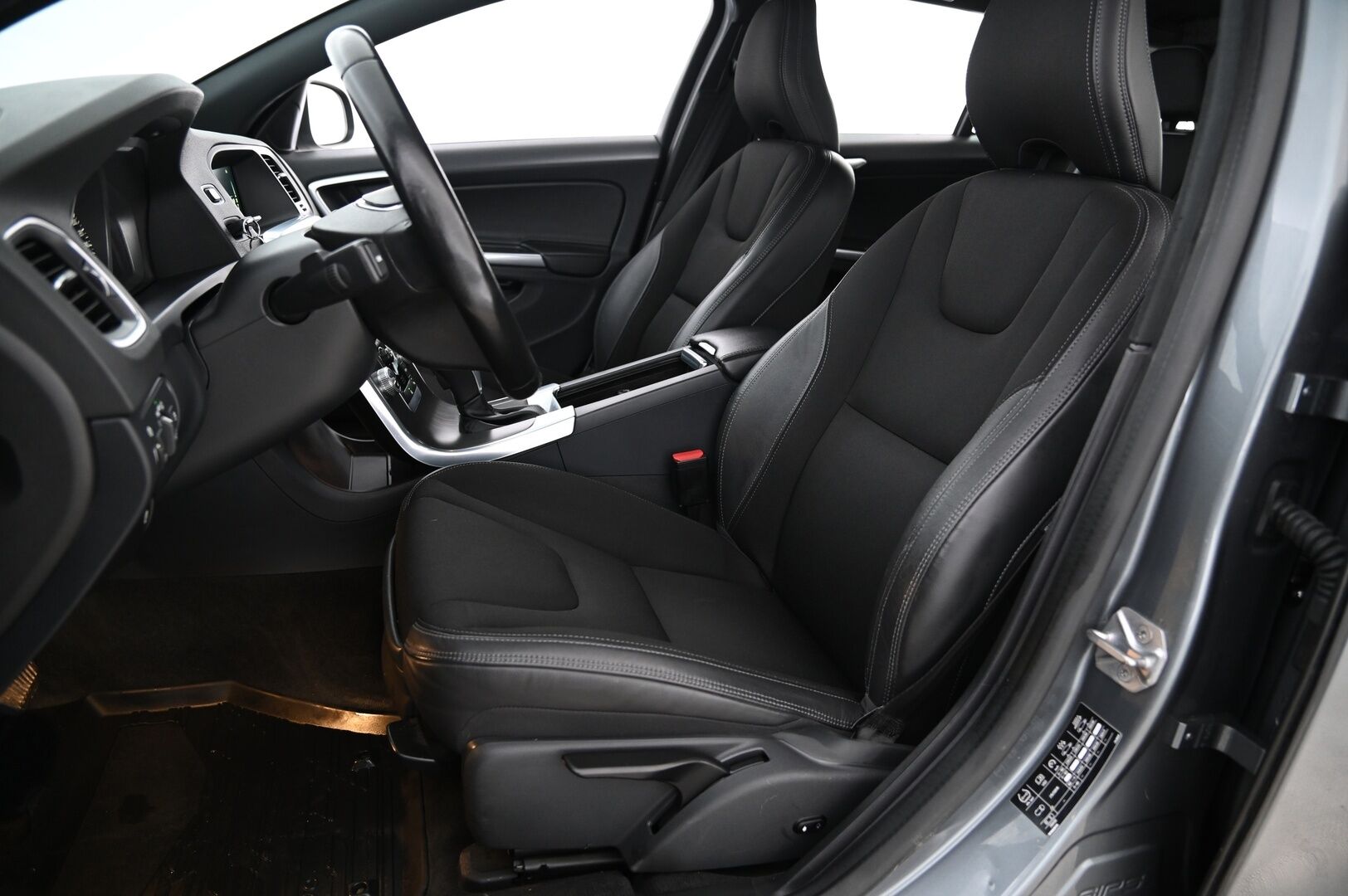 Volvo V60 2017 T3 Business aut *Webasto / Koukku / Bt / Vakkari* - *Suomi-auto / Siisti*