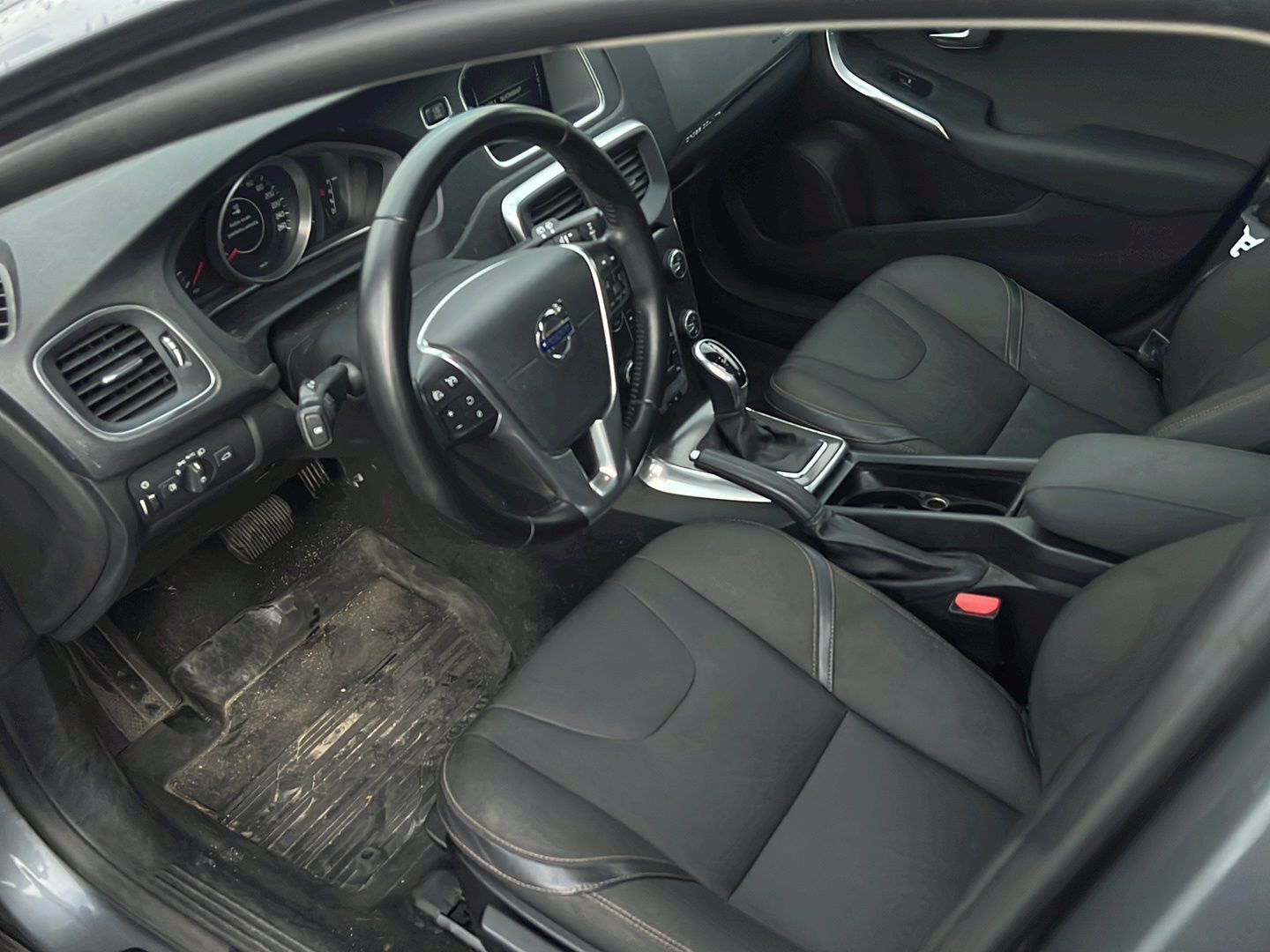 Volvo V40 Cross Country 2015 D2 Business aut * Suomiauto / Lasikatto / Audio High Performance / Lämmitettävä Tuulilasi / Sensus Navi - Uudesta asti samassa perheessä! / 2x Fiksut renkaat / Jakopää juuri tehty!