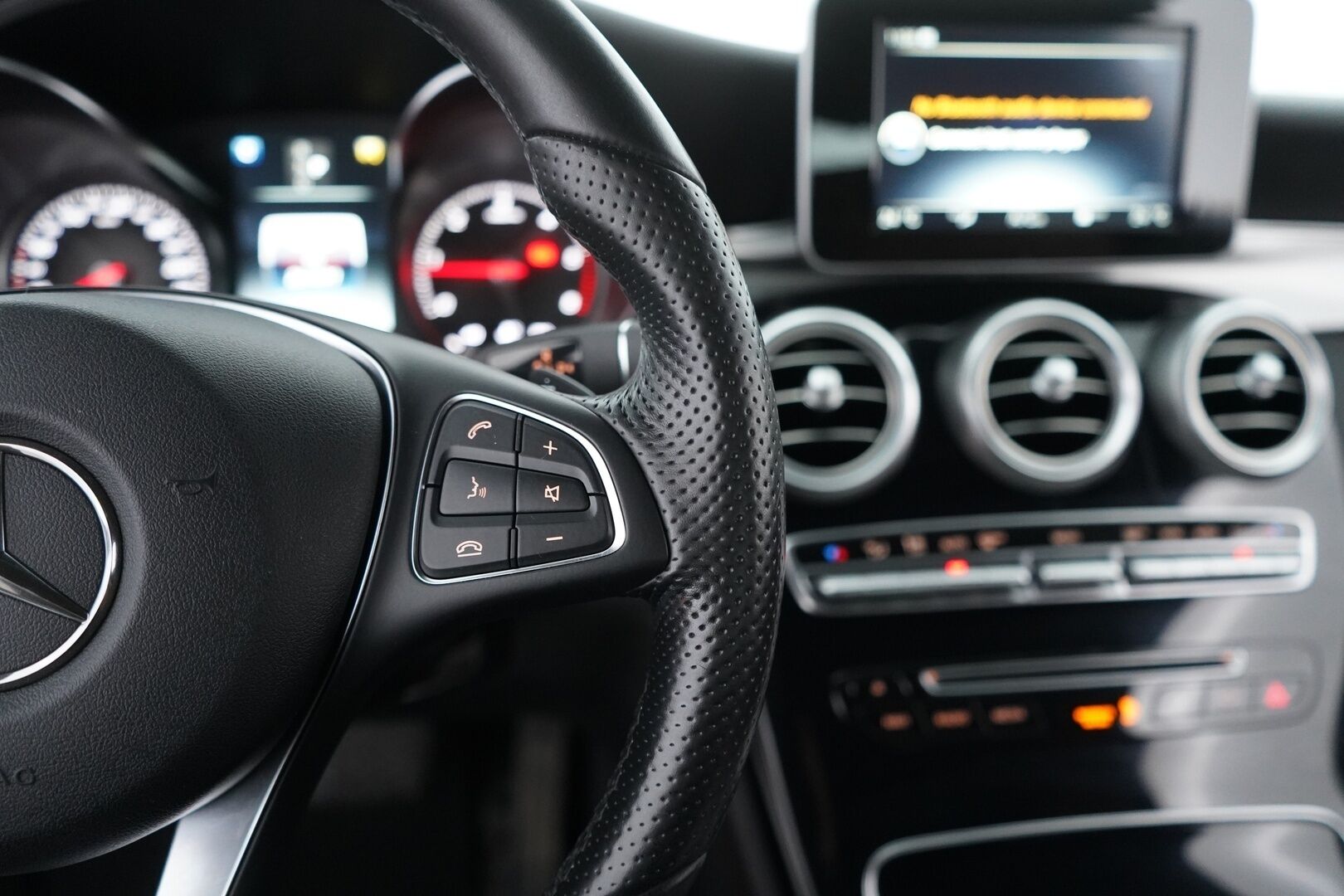 Mercedes-Benz C 2016 220 d Coupé A - ILS | Ruskea nahkasisusta | Sporttipenkit | Osittain sähkösäätöiset istuimet | Lämmitin | Vakionopeudensäädin | Parkkitutkat | 2x Mercedeksen vanteet