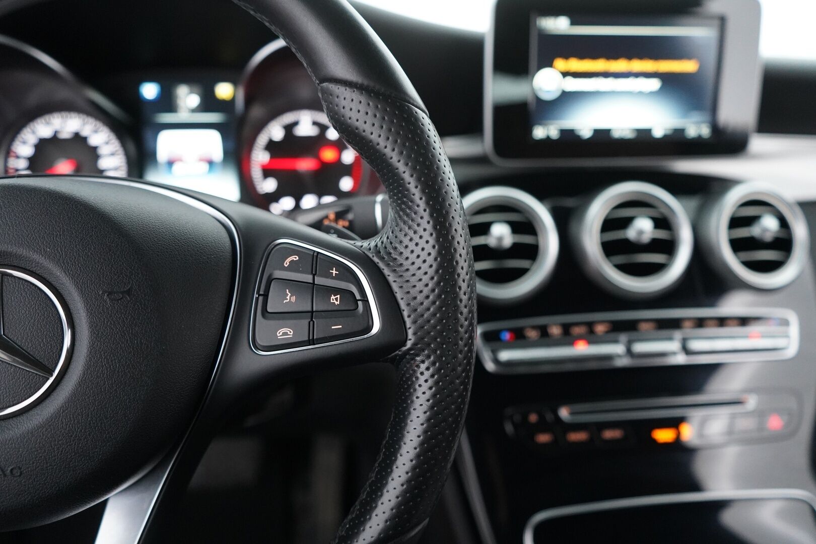 Mercedes-Benz C 2016 220 d Coupé A - ILS | Ruskea nahkasisusta | Sporttipenkit | Osittain sähkösäätöiset istuimet | Lämmitin | Vakionopeudensäädin | Parkkitutkat | 2x Mercedeksen vanteet