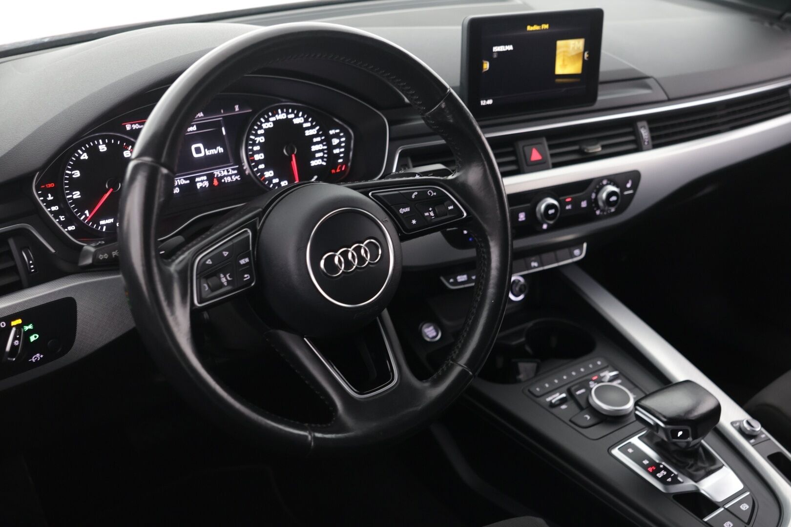 Audi A4 2016 Sedan Business Sport 2,0 TFSI 140 kW S tronic - Todella näyttävä | Hyvin varusteltu | Tehokas 2.0 TFSI |