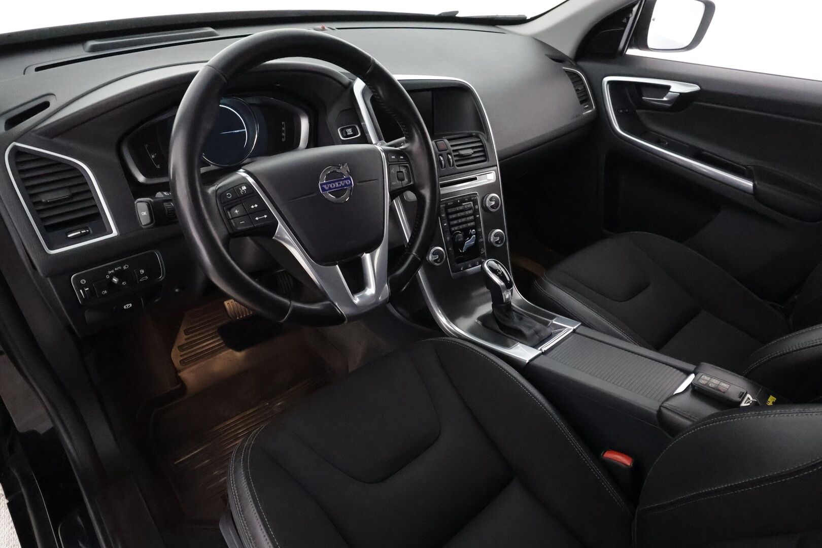 Volvo XC60 2016 D5 AWD Business Summum aut - Muistipenkki / Webasto / Koukku / Adapt. Vakkari / Xenon / P. tutka / Kaistavahti / Navi / KeylessGO / 2x renkaat 