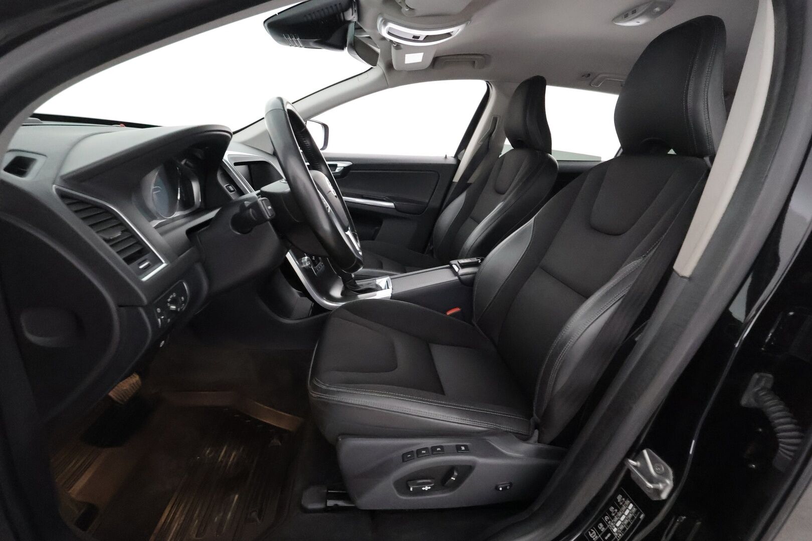 Volvo XC60 2016 D5 AWD Business Summum aut - Muistipenkki / Webasto / Koukku / Adapt. Vakkari / Xenon / P. tutka / Kaistavahti / Navi / KeylessGO / 2x renkaat 