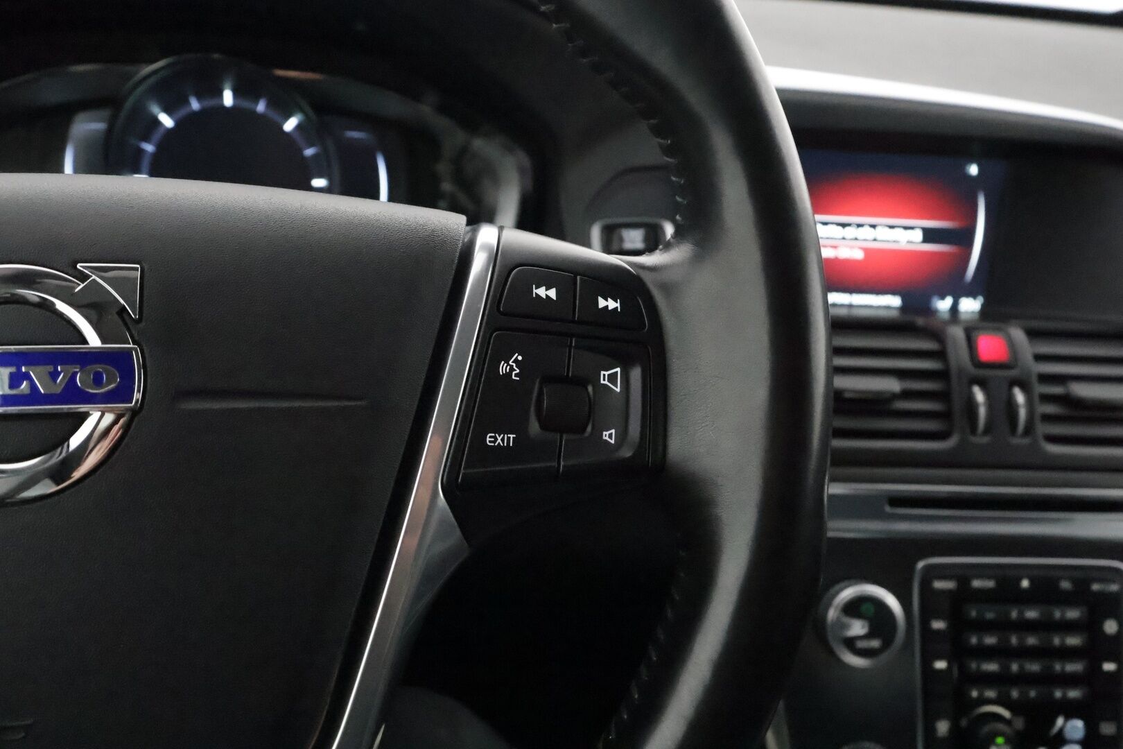 Volvo XC60 2016 D5 AWD Business Summum aut - Muistipenkki / Webasto / Koukku / Adapt. Vakkari / Xenon / P. tutka / Kaistavahti / Navi / KeylessGO / 2x renkaat 