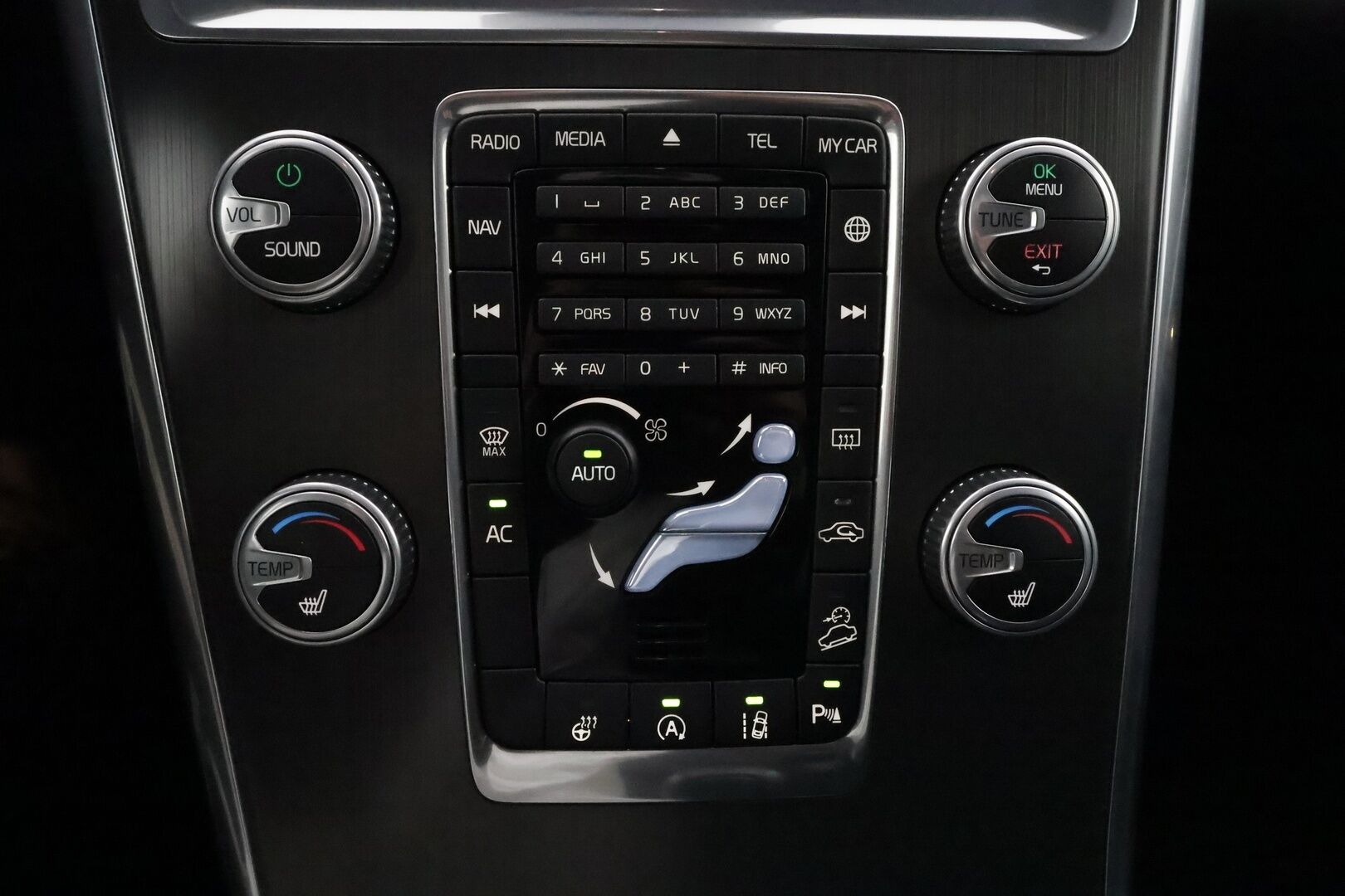 Volvo XC60 2016 D5 AWD Business Summum aut - Muistipenkki / Webasto / Koukku / Adapt. Vakkari / Xenon / P. tutka / Kaistavahti / Navi / KeylessGO / 2x renkaat 