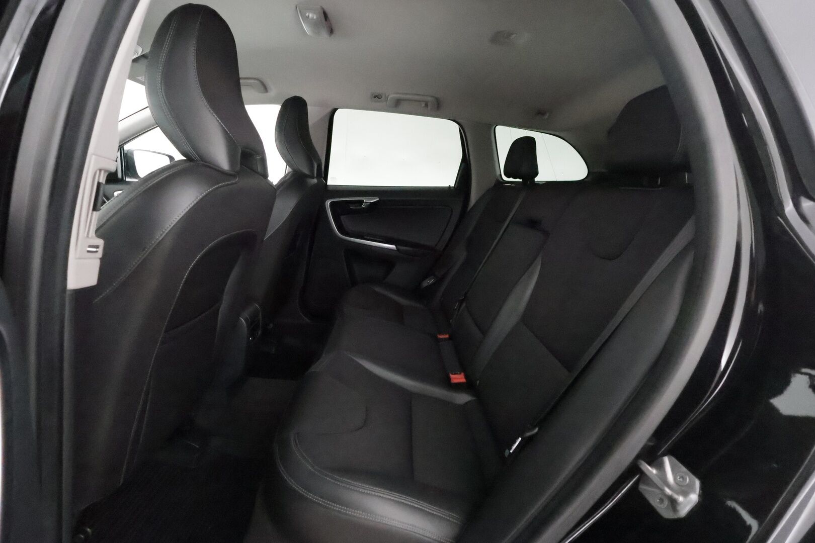 Volvo XC60 2016 D5 AWD Business Summum aut - Muistipenkki / Webasto / Koukku / Adapt. Vakkari / Xenon / P. tutka / Kaistavahti / Navi / KeylessGO / 2x renkaat 