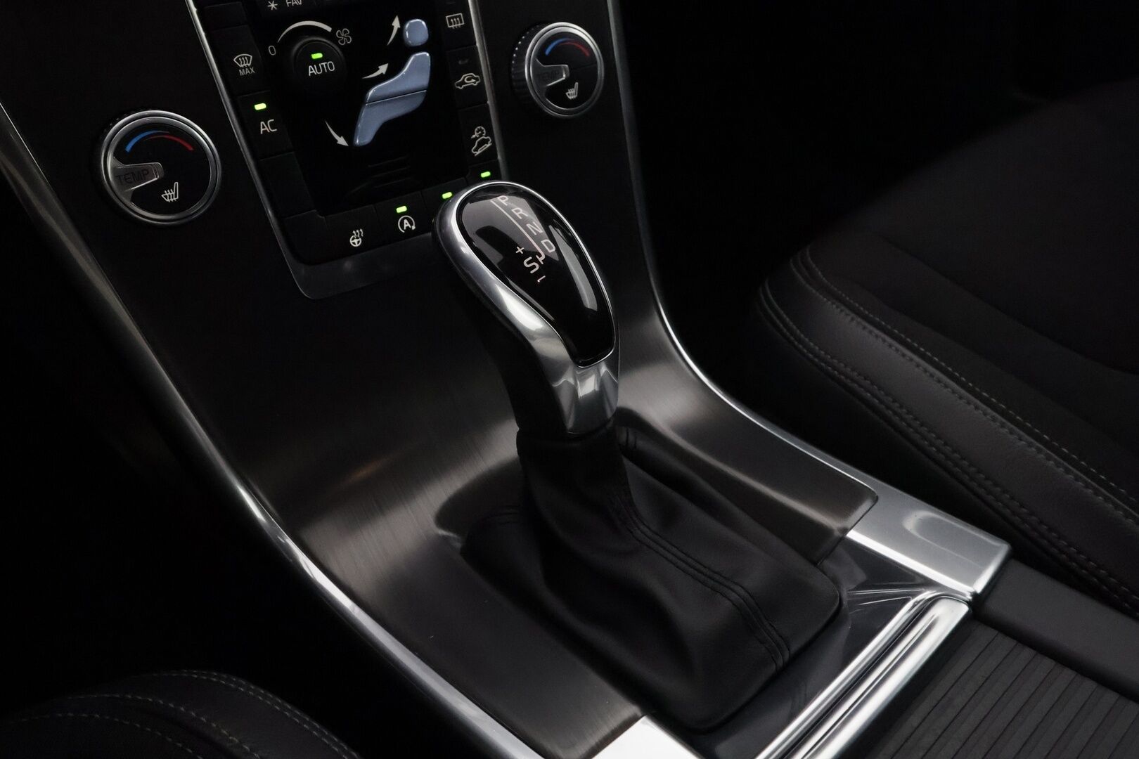 Volvo XC60 2016 D5 AWD Business Summum aut - Muistipenkki / Webasto / Koukku / Adapt. Vakkari / Xenon / P. tutka / Kaistavahti / Navi / KeylessGO / 2x renkaat 