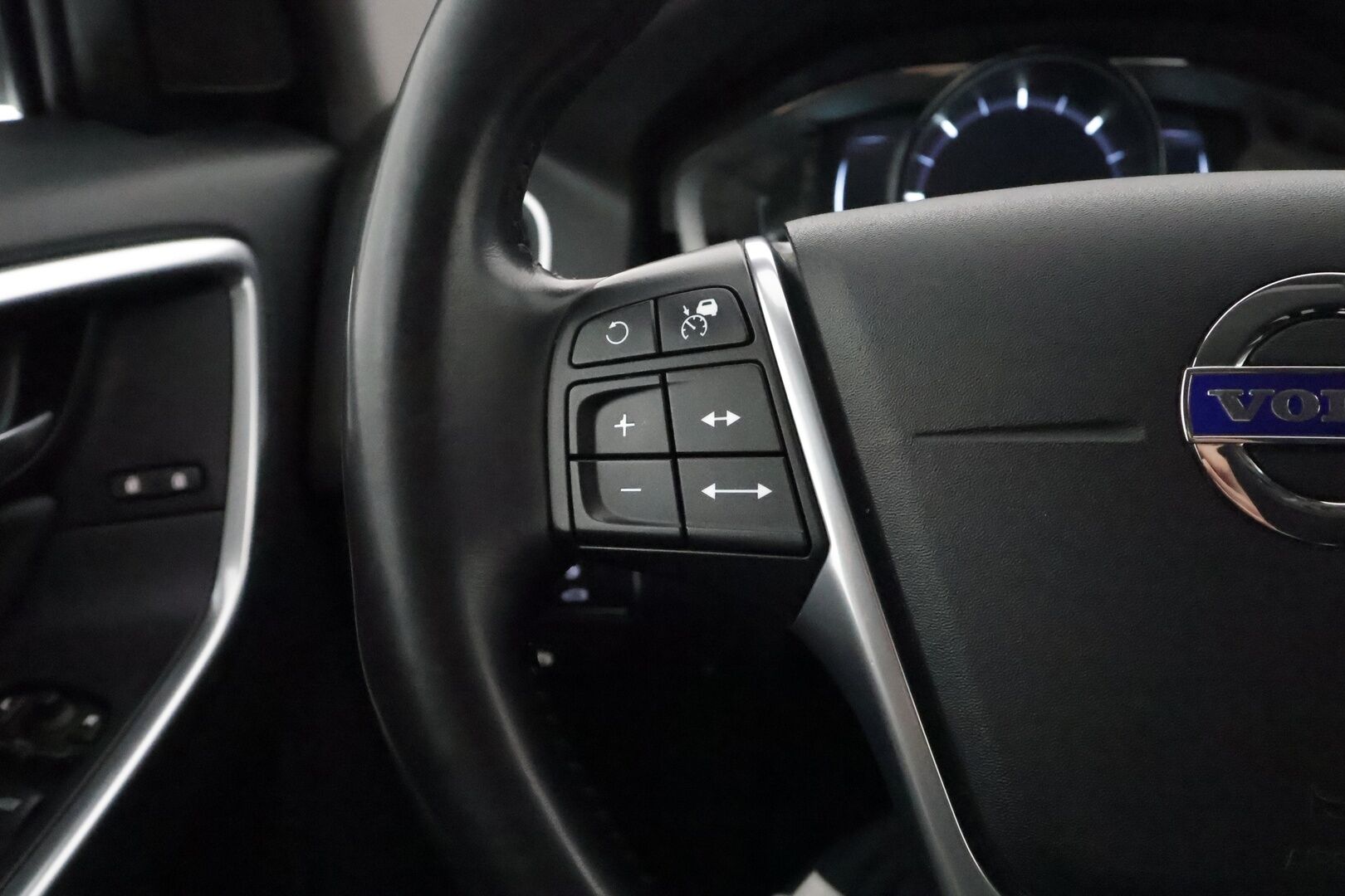 Volvo XC60 2016 D5 AWD Business Summum aut - Muistipenkki / Webasto / Koukku / Adapt. Vakkari / Xenon / P. tutka / Kaistavahti / Navi / KeylessGO / 2x renkaat 
