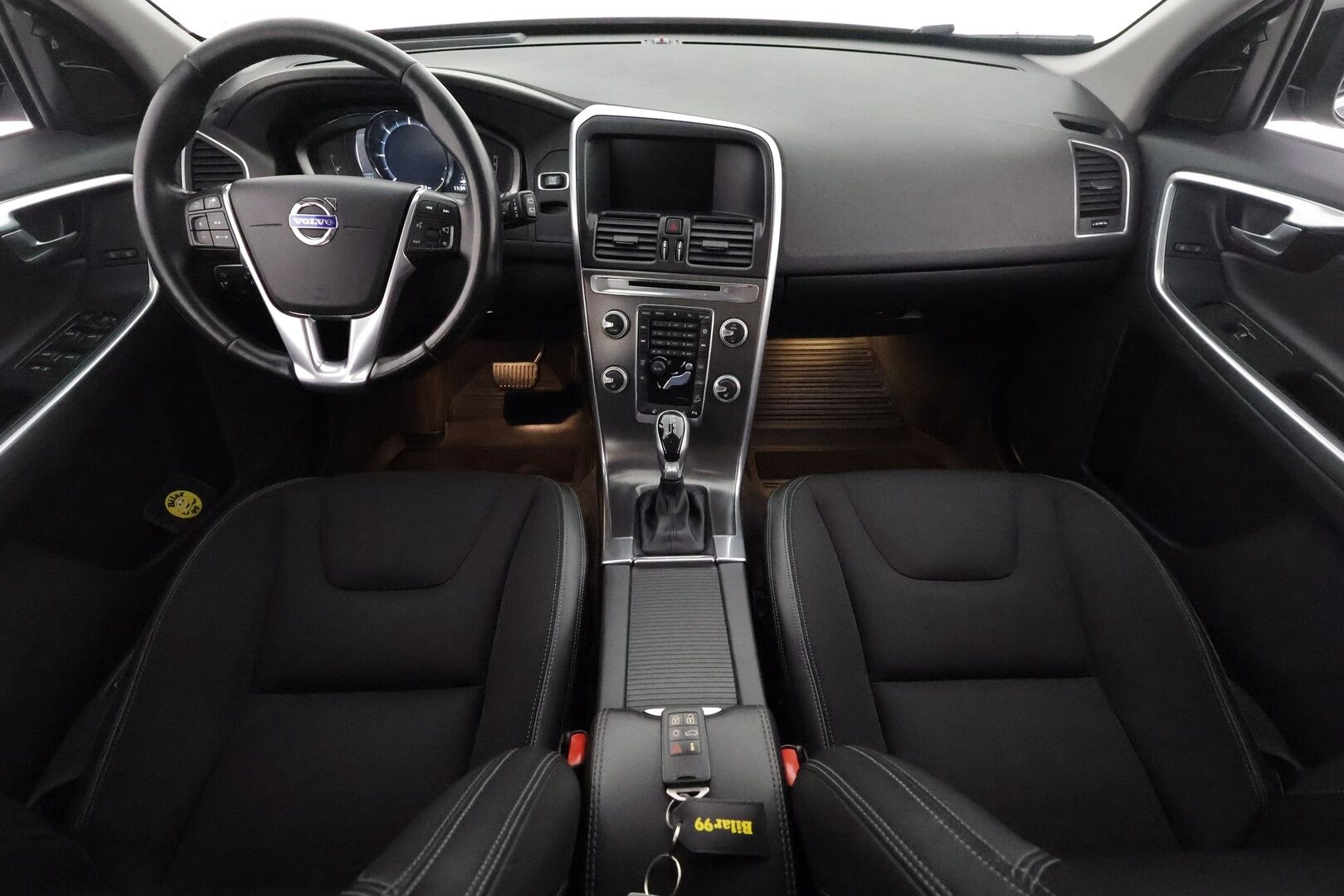 Volvo XC60 2016 D5 AWD Business Summum aut - Muistipenkki / Webasto / Koukku / Adapt. Vakkari / Xenon / P. tutka / Kaistavahti / Navi / KeylessGO / 2x renkaat 