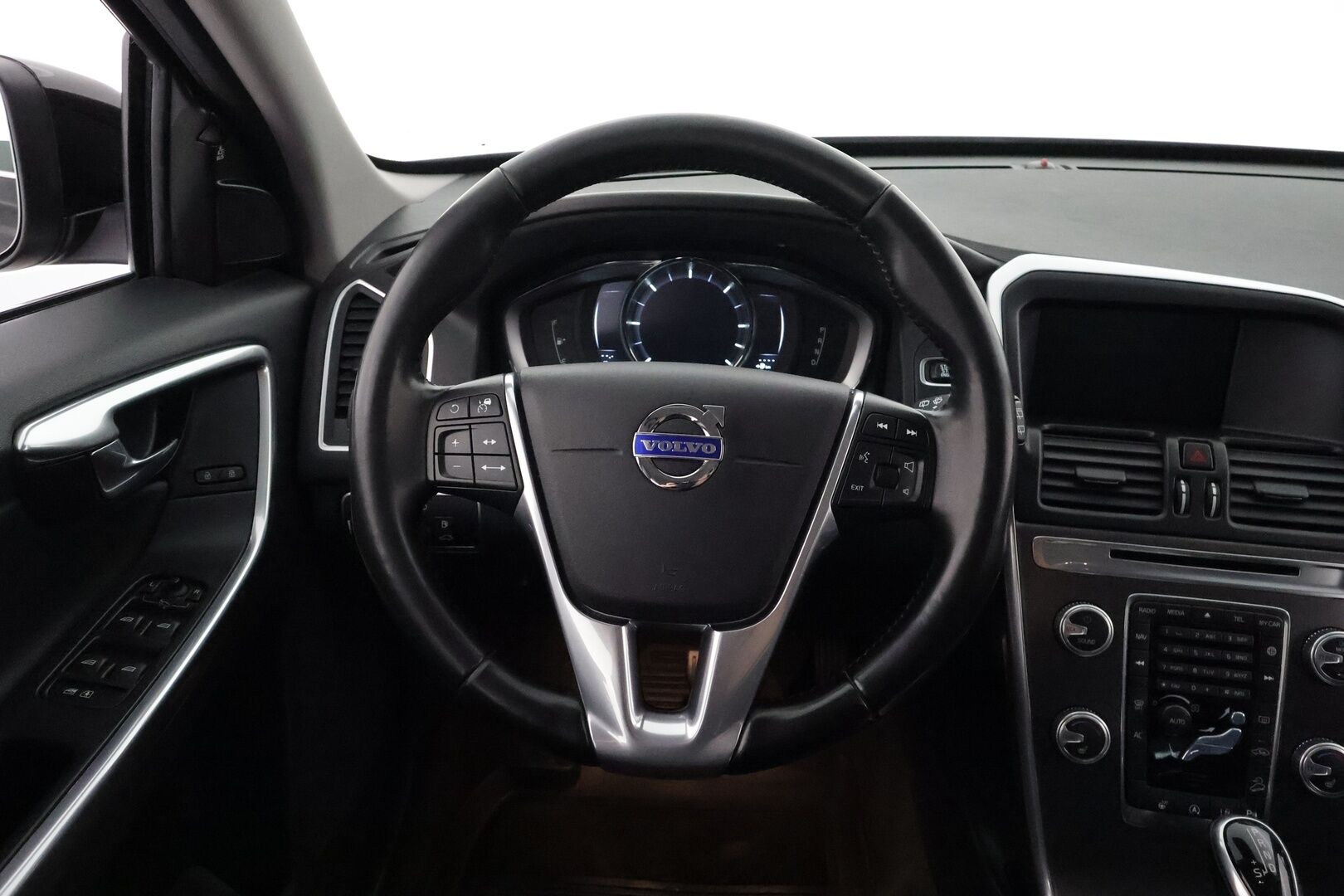 Volvo XC60 2016 D5 AWD Business Summum aut - Muistipenkki / Webasto / Koukku / Adapt. Vakkari / Xenon / P. tutka / Kaistavahti / Navi / KeylessGO / 2x renkaat 