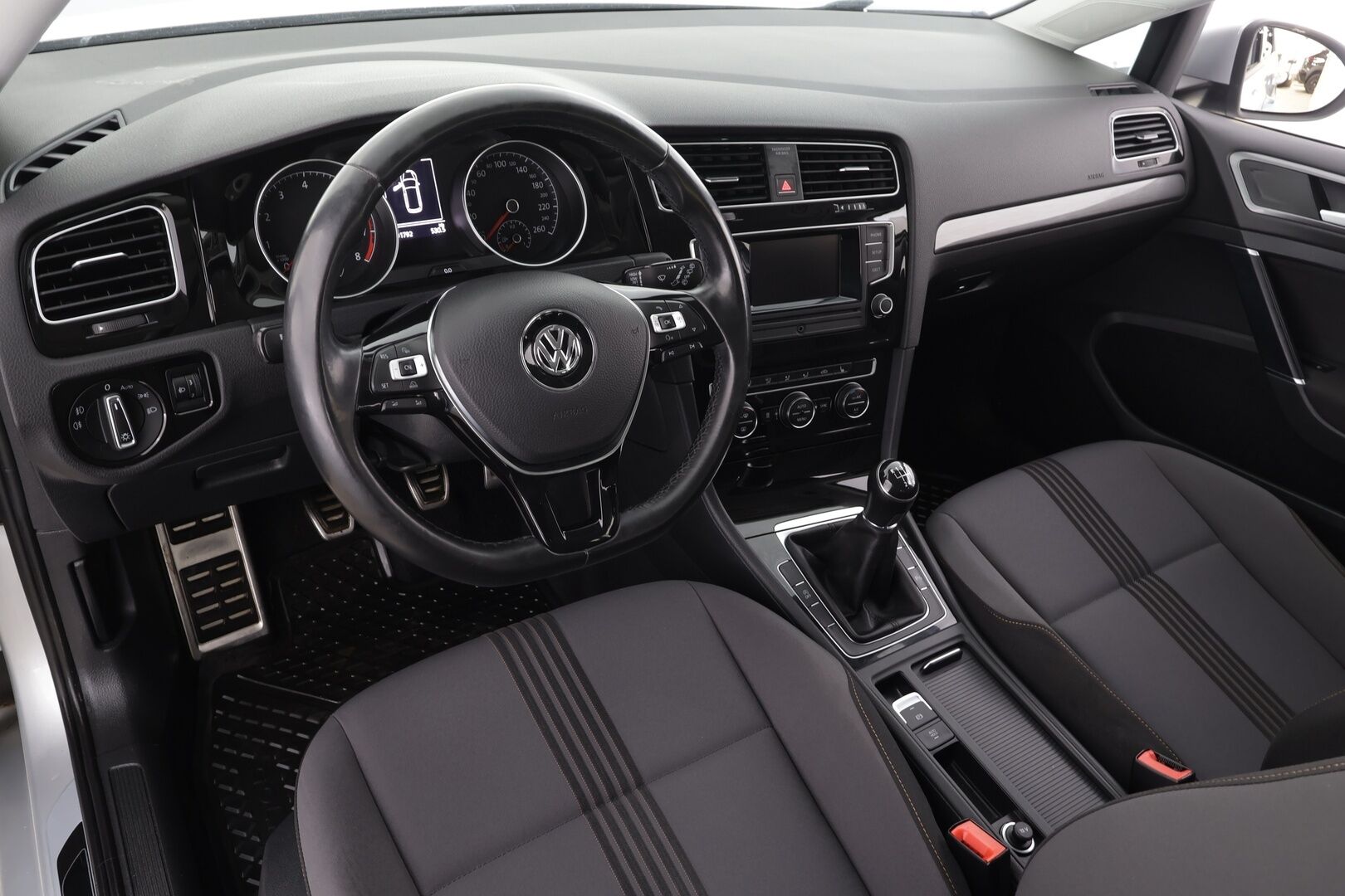 Volkswagen Golf 2016 Variant Allstar 1,2 TSI 81 kW * Vakkari / P.tutkat / Webasto / Koukku / Bluetooth * - 1.Om Suomi-auto / Merkkihuollettu / Kahdet renkaat aluvanteilla