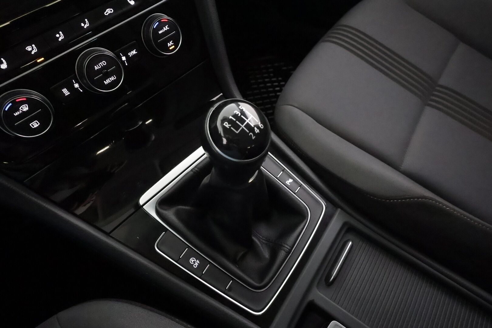 Volkswagen Golf 2016 Variant Allstar 1,2 TSI 81 kW * Vakkari / P.tutkat / Webasto / Koukku / Bluetooth * - 1.Om Suomi-auto / Kahdet renkaat aluvanteilla