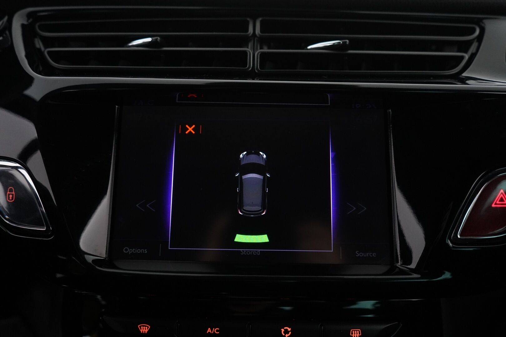DS 3 2016 PureTech 130 So Chic *Tutkat / LED / Cruise* - Suomi-auto / Kahdet hyvät renkaat / Jakohihna vaihdettu 100tkm / Viimeisin huolto 118tkm