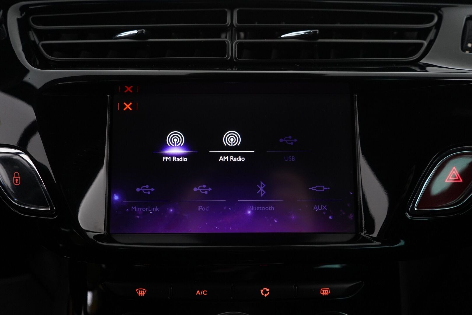 DS 3 2016 PureTech 130 So Chic *Tutkat / LED / Cruise* - Suomi-auto / Kahdet hyvät renkaat / Jakohihna vaihdettu 100tkm / Viimeisin huolto 118tkm
