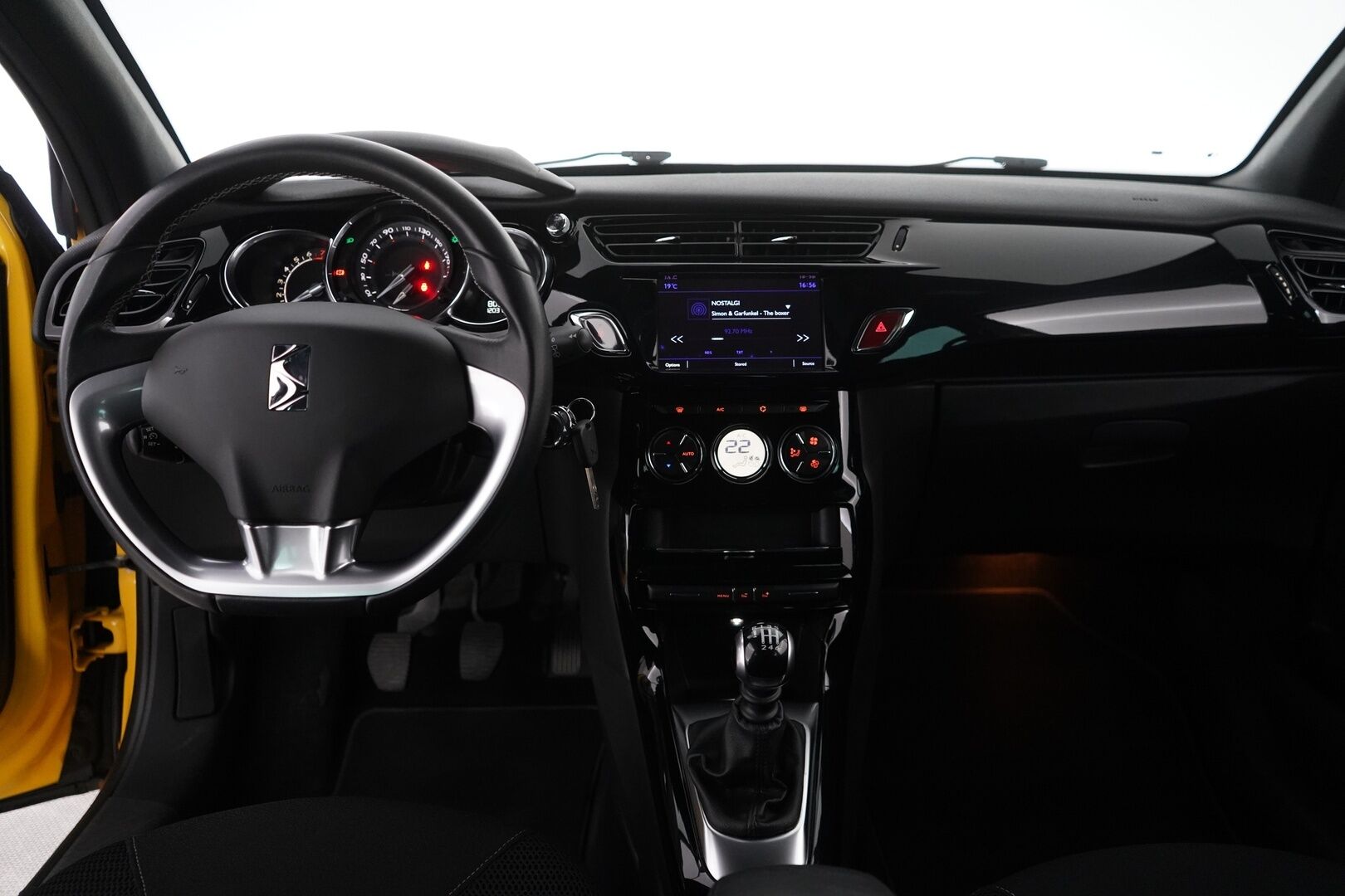 DS 3 2016 PureTech 130 So Chic *Tutkat / LED / Cruise* - Suomi-auto / Kahdet hyvät renkaat / Jakohihna vaihdettu 100tkm / Viimeisin huolto 118tkm