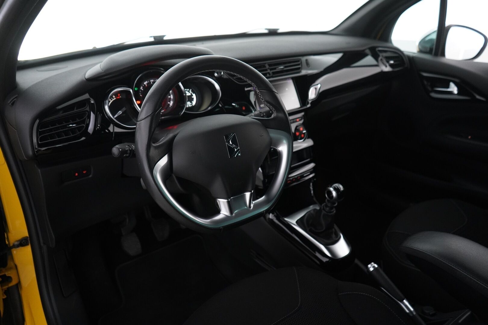 DS 3 2016 PureTech 130 So Chic *Tutkat / LED / Cruise* - Suomi-auto / Kahdet hyvät renkaat / Jakohihna vaihdettu 100tkm / Viimeisin huolto 118tkm