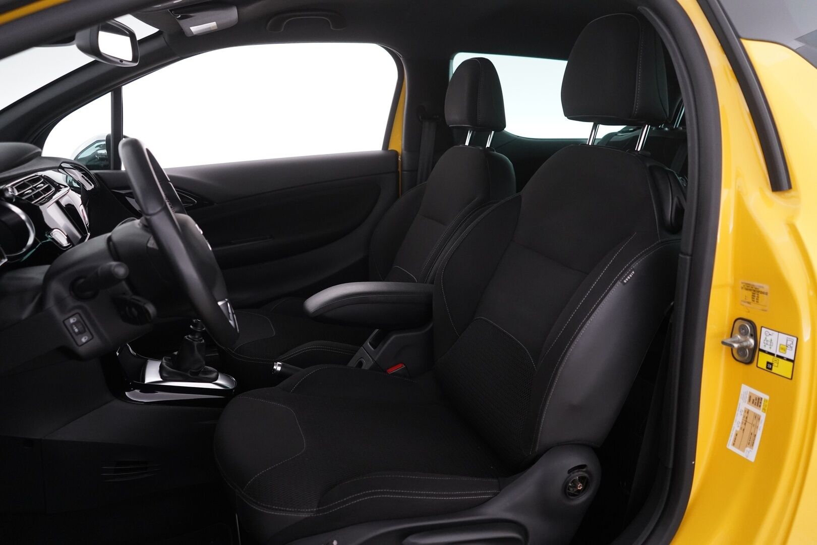 DS 3 2016 PureTech 130 So Chic *Tutkat / LED / Cruise* - Suomi-auto / Kahdet hyvät renkaat / Jakohihna vaihdettu 100tkm / Viimeisin huolto 118tkm