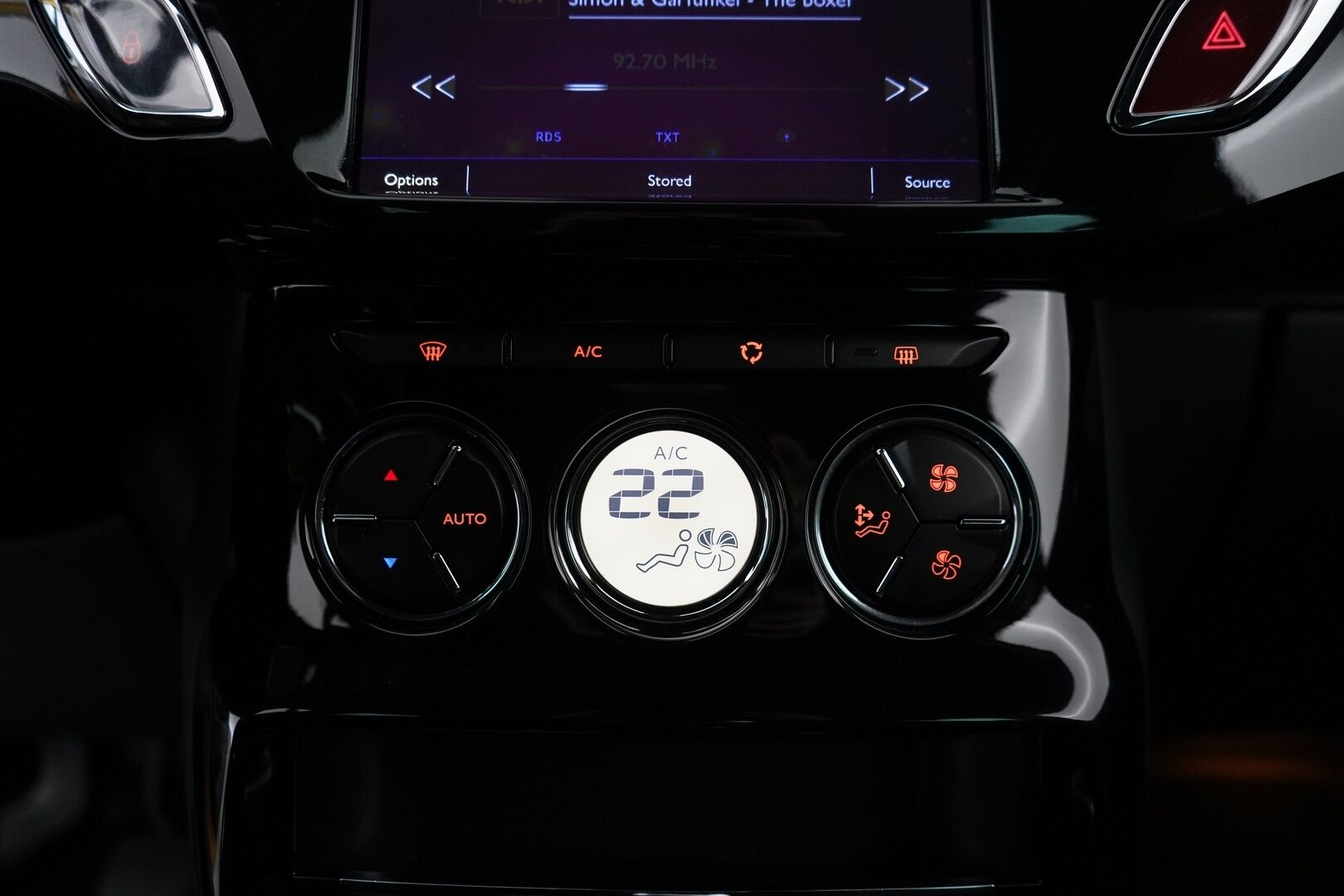 DS 3 2016 PureTech 130 So Chic *Tutkat / LED / Cruise* - Suomi-auto / Kahdet hyvät renkaat / Jakohihna vaihdettu 100tkm / Viimeisin huolto 118tkm