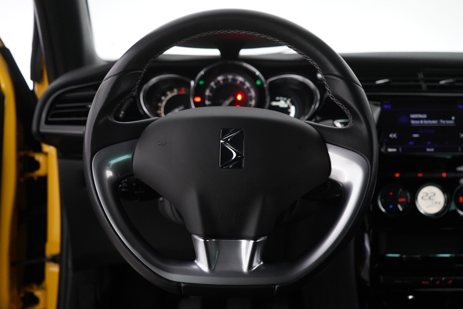 DS 3 2016 PureTech 130 So Chic *Tutkat / LED / Cruise* - Suomi-auto / Kahdet hyvät renkaat / Jakohihna vaihdettu 100tkm / Viimeisin huolto 118tkm