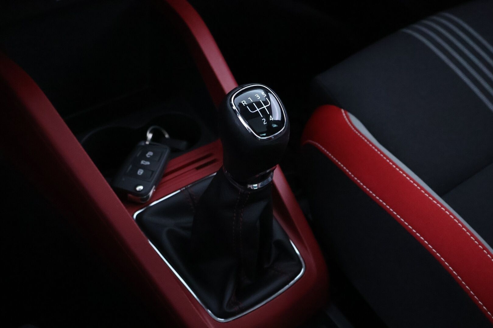 Skoda Fabia 2016 1,2 TSI 90 Monte Carlo - Suomiauto / Lasikatto / Vakkari / Keyless / P-tutka / 2x hyvät renkaat / Juuri saapunut Tampereelle!