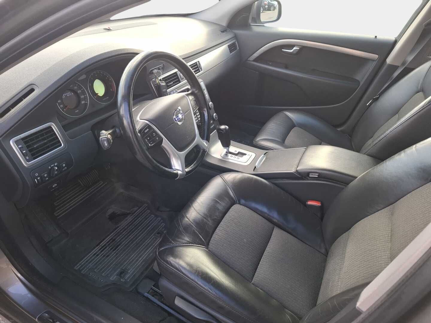 Volvo V70 2010 2,5FT Momentum aut Polestar * Vetokoukku / Puolinahkasisusta / Vakkari / Lohko & Sisäpistoke / Xenon - Hyvin huollettu / Jakopää tehty / Juuri tullut Tampereelle!
