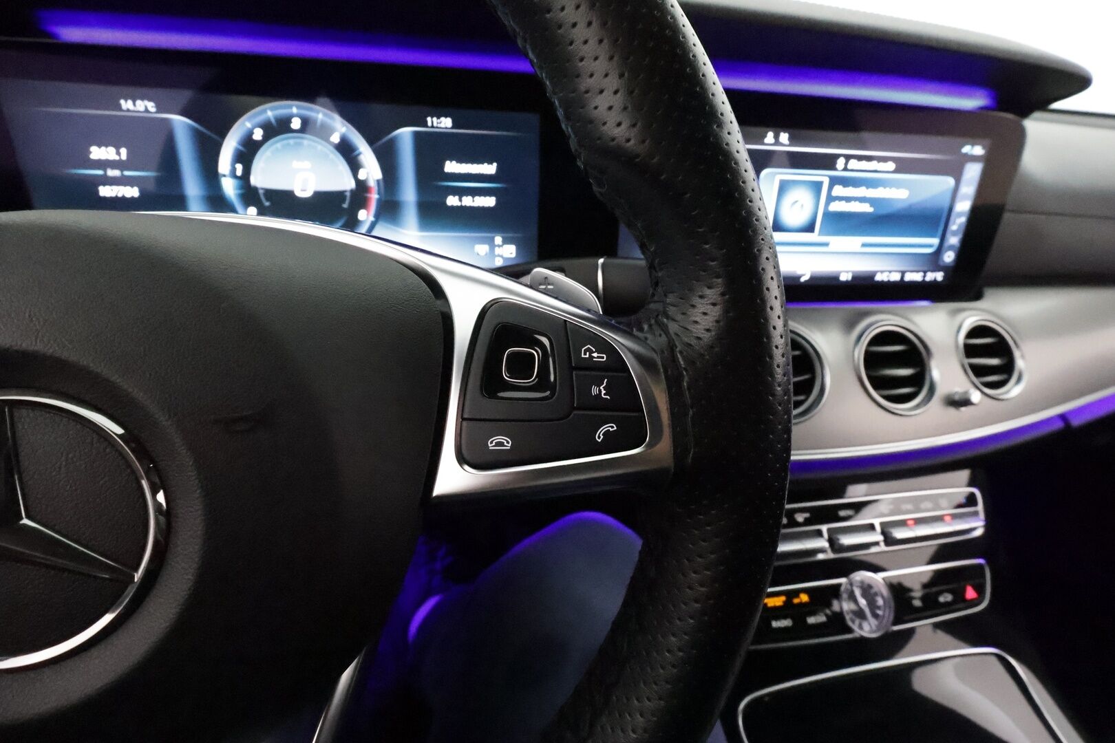 Mercedes-Benz E 2017 220 d A Premium Business AMG *Widescreen / HUD / 360° / BLIS / Vakkari / Multibeam / Sporttipenkit / LED / Navi* - Suomi-auto / Kahdet renkaat aluvanteilla 