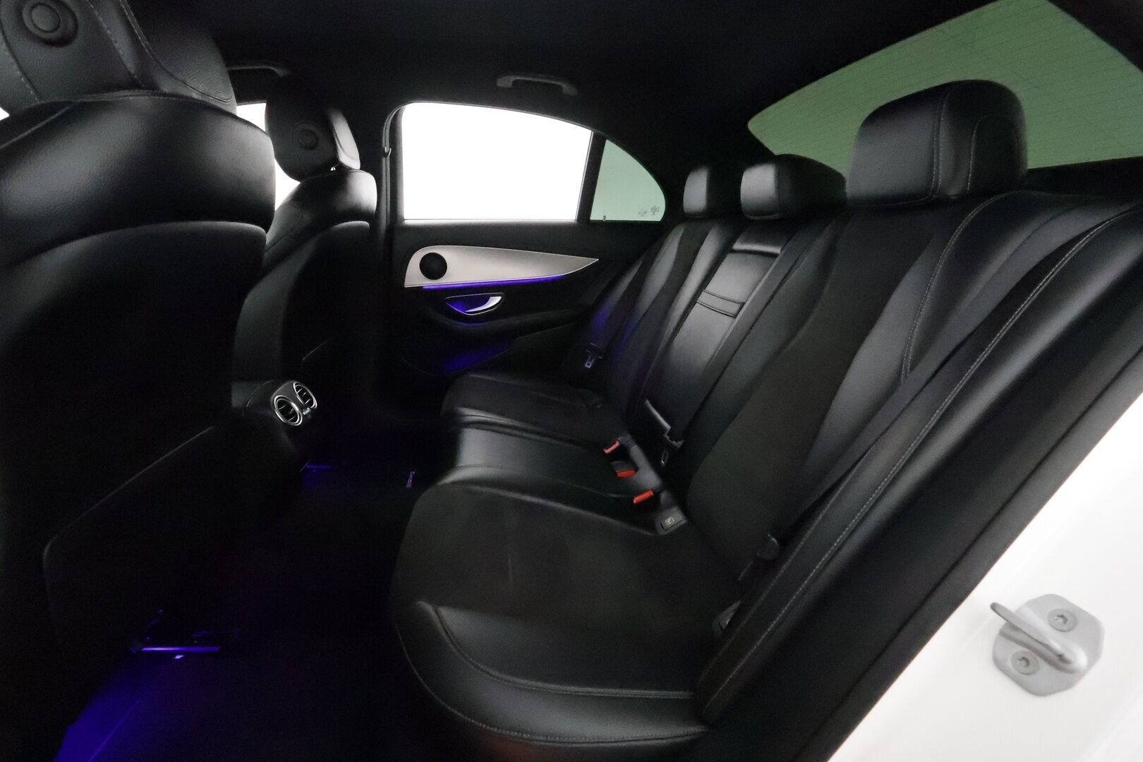 Mercedes-Benz E 2017 220 d A Premium Business AMG *Widescreen / HUD / 360° / BLIS / Vakkari / Multibeam / Sporttipenkit / LED / Navi* - Suomi-auto / Kahdet renkaat aluvanteilla 