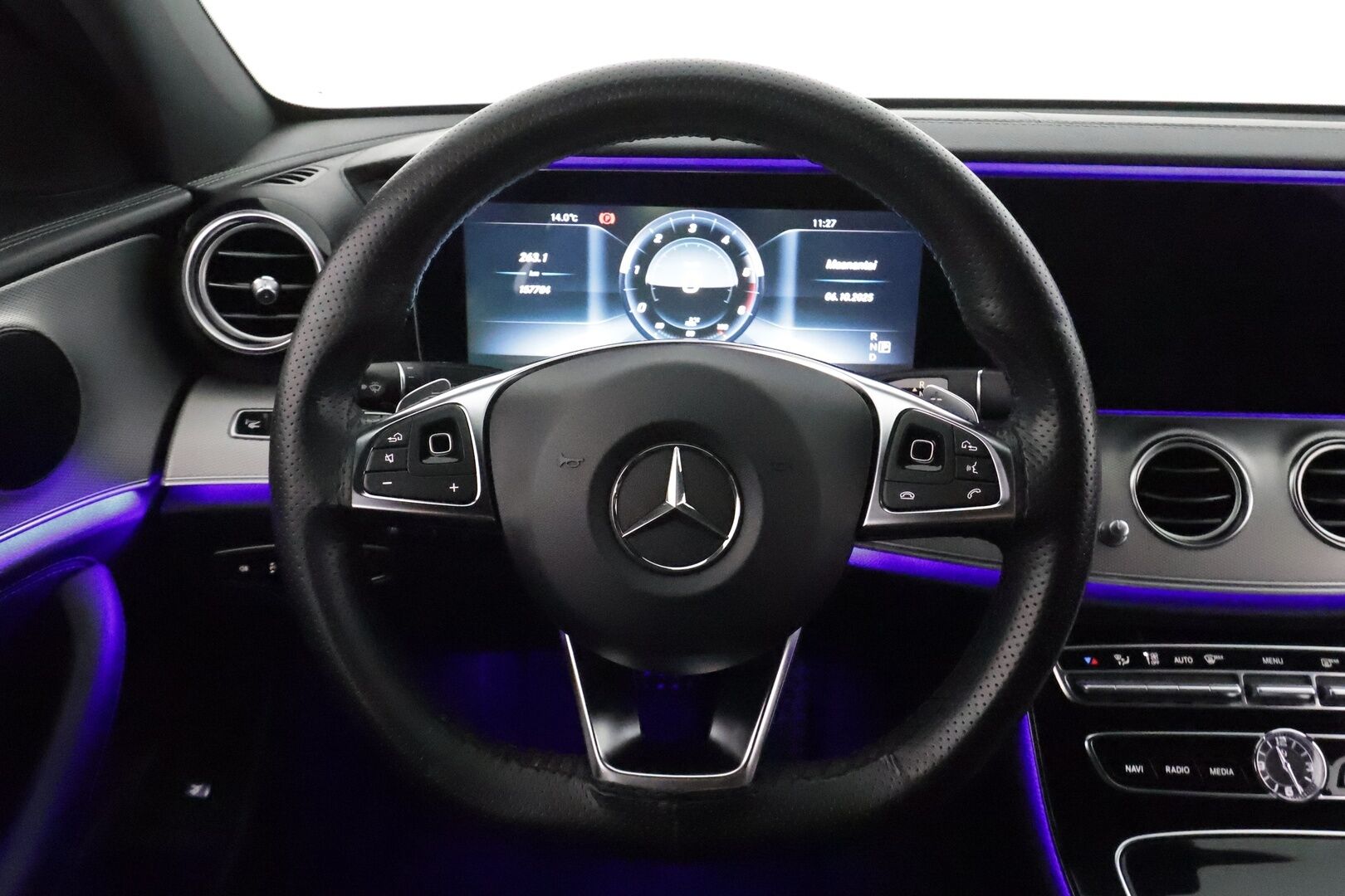Mercedes-Benz E 2017 220 d A Premium Business AMG *Widescreen / HUD / 360° / BLIS / Vakkari / Multibeam / Sporttipenkit / LED / Navi* - Suomi-auto / Kahdet renkaat aluvanteilla 