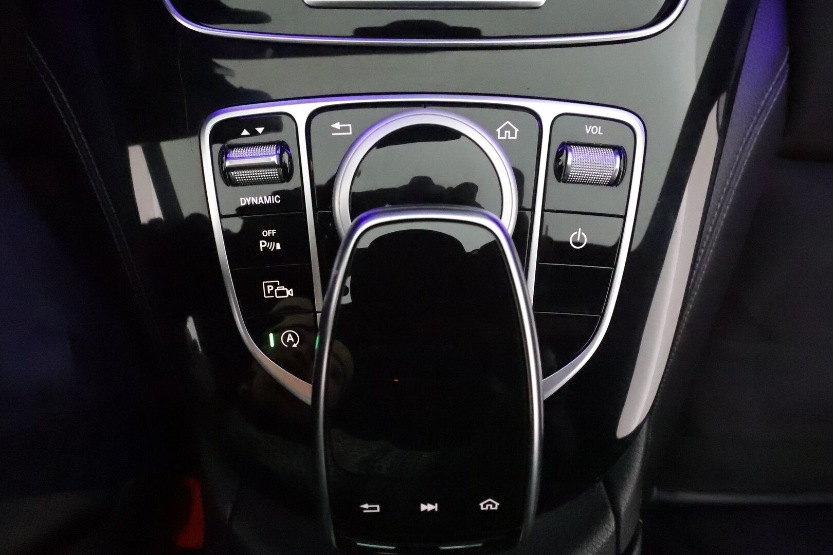Mercedes-Benz E 2017 220 d A Premium Business AMG *Widescreen / HUD / 360° / BLIS / Vakkari / Multibeam / Sporttipenkit / LED / Navi* - Suomi-auto / Kahdet renkaat aluvanteilla 