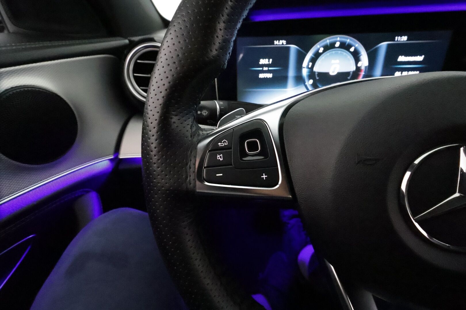 Mercedes-Benz E 2017 220 d A Premium Business AMG *Widescreen / HUD / 360° / BLIS / Vakkari / Multibeam / Sporttipenkit / LED / Navi* - Suomi-auto / Kahdet renkaat aluvanteilla 