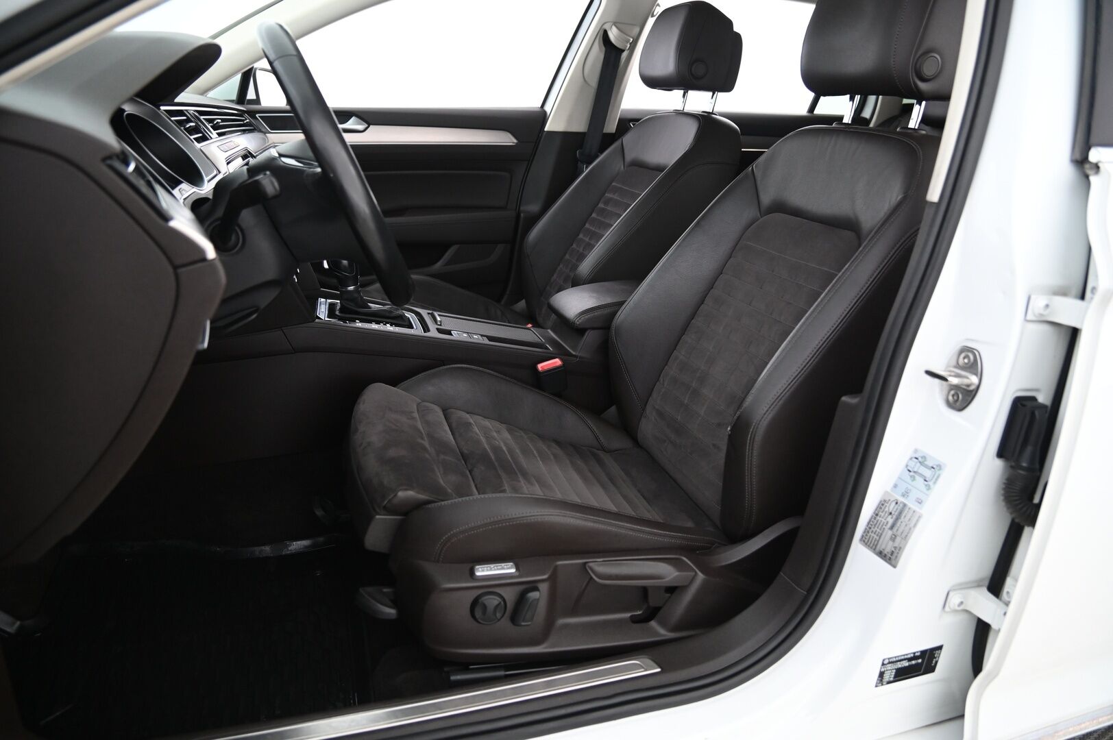 Volkswagen Passat 2016 Variant Highline 2,0 TSI 206 kW (280 hv) 4MOTION DSG *Webasto / Adapt. Vakkari / Koukku / Nahka-alcantra / Vetokoukku* - Juuri Katsastettu! / Led-ajovalot / Ergo-Comfort*