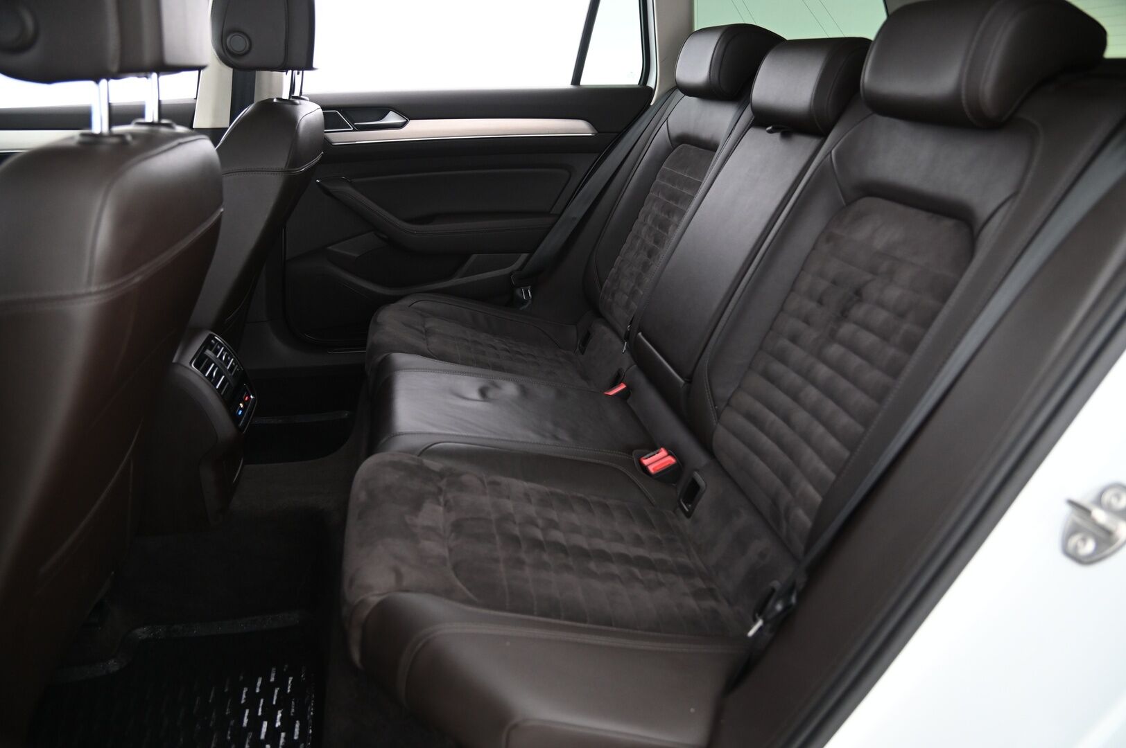 Volkswagen Passat 2016 Variant Highline 2,0 TSI 206 kW (280 hv) 4MOTION DSG *Webasto / Adapt. Vakkari / Koukku / Nahka-alcantra / Vetokoukku* - Juuri Katsastettu! / Led-ajovalot / Ergo-Comfort* - HULLU BLACKWEEK KORKOTARJOUS 2,49%