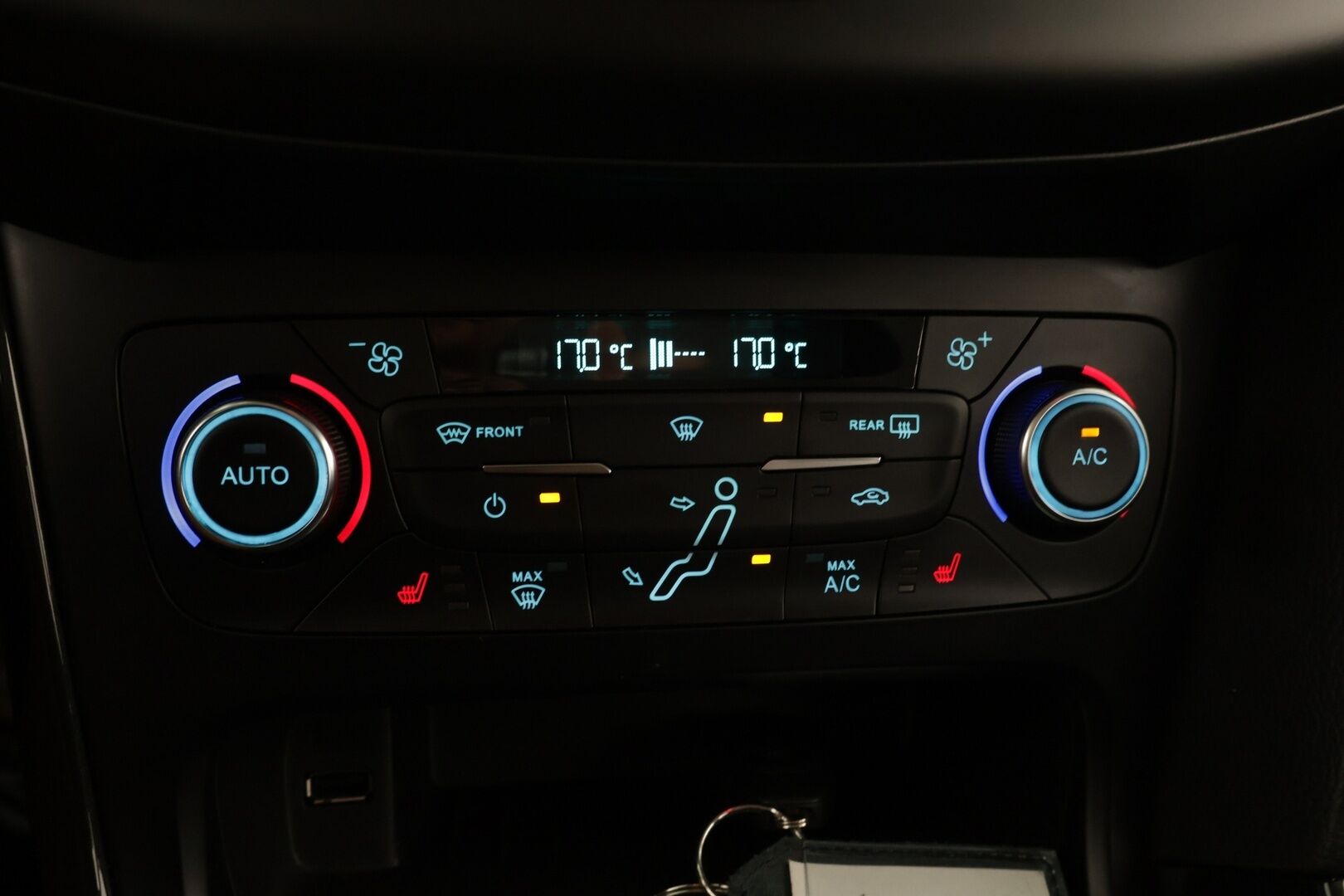 Ford Focus 2016 1,0 EcoBoost 125 hv Start/Stop A6 Titanium Wagon / Tutkat / Vakkari / BLIS / Bluetooth - 2x vanteet / Erittäin hyväkuntoiset renkaat / Suomi-auto