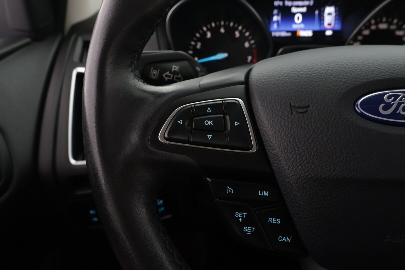 Ford Focus 2016 1,0 EcoBoost 125 hv Start/Stop A6 Titanium Wagon / Tutkat / Vakkari / BLIS / Bluetooth - 2x vanteet / Erittäin hyväkuntoiset renkaat / Suomi-auto