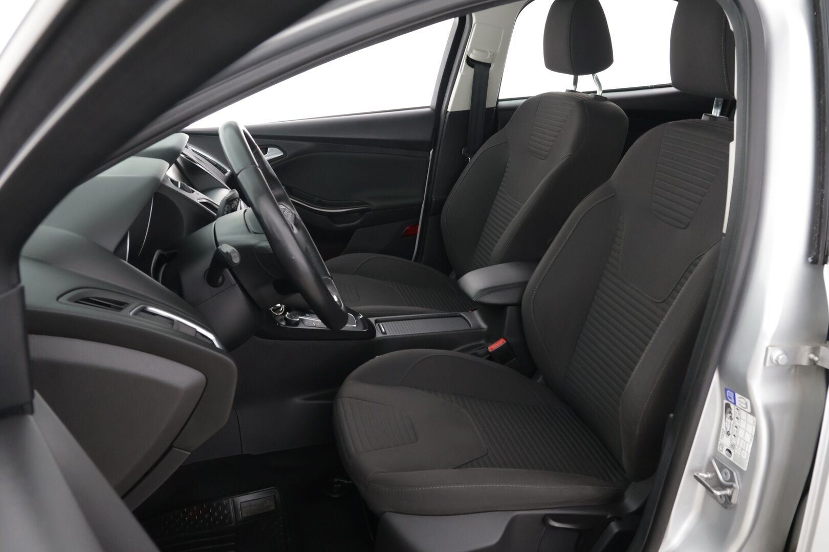 Ford Focus 2016 1,0 EcoBoost 125 hv Start/Stop A6 Titanium Wagon / Tutkat / Vakkari / BLIS / Bluetooth - 2x vanteet / Erittäin hyväkuntoiset renkaat / Suomi-auto