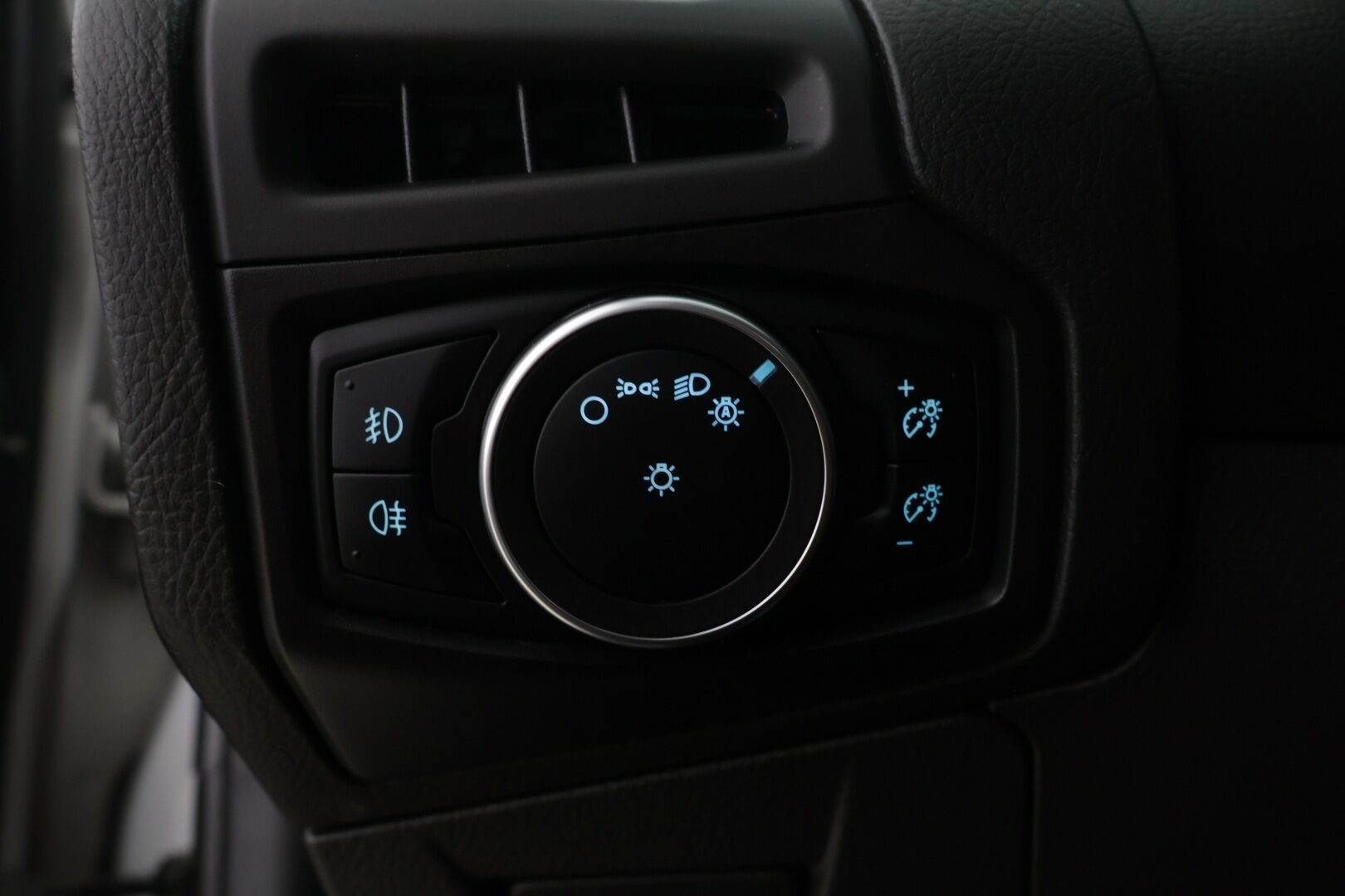 Ford Focus 2016 1,0 EcoBoost 125 hv Start/Stop A6 Titanium Wagon / Tutkat / Vakkari / BLIS / Bluetooth - 2x vanteet / Erittäin hyväkuntoiset renkaat / Suomi-auto