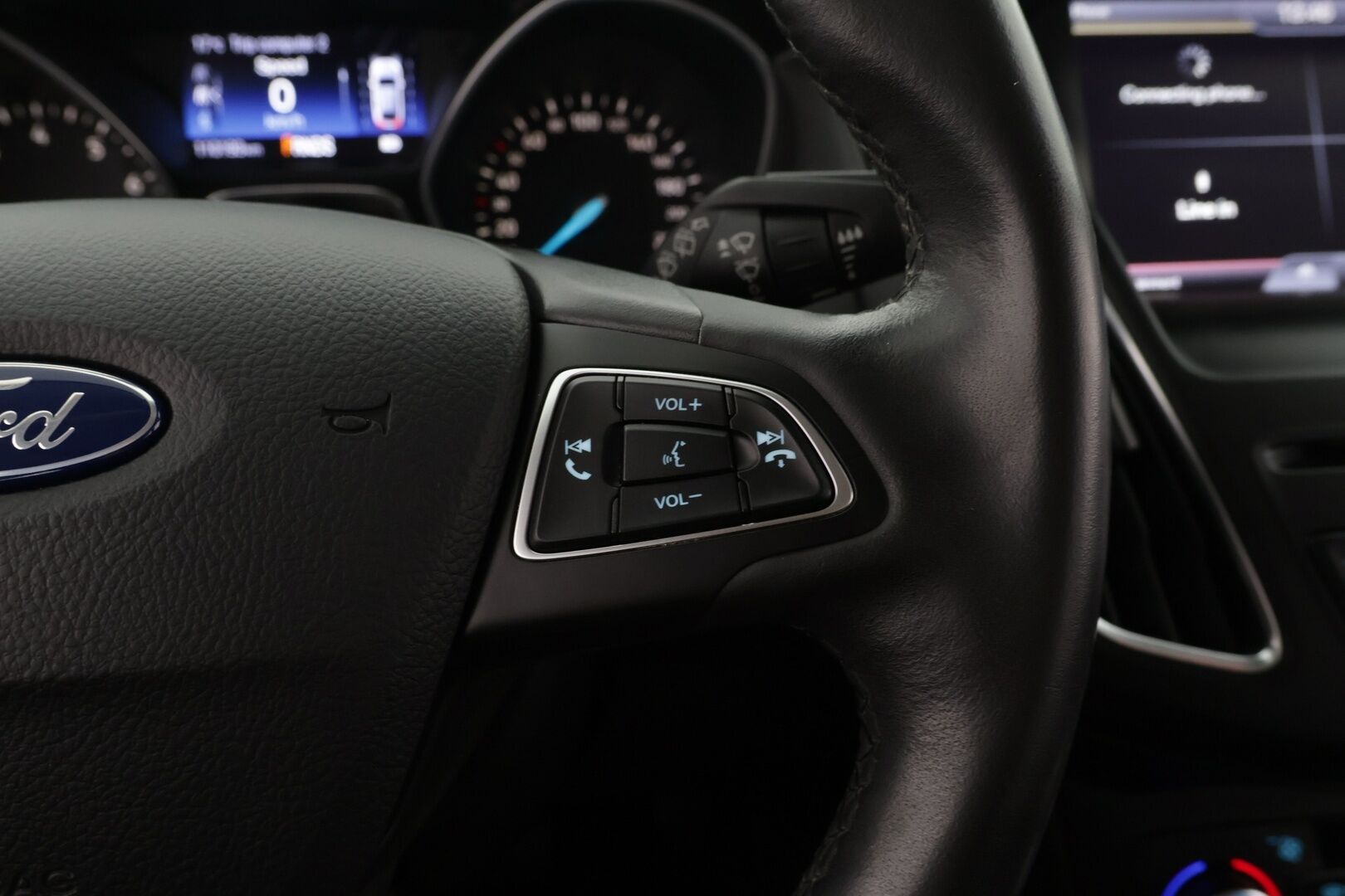 Ford Focus 2016 1,0 EcoBoost 125 hv Start/Stop A6 Titanium Wagon / Tutkat / Vakkari / BLIS / Bluetooth - 2x vanteet / Erittäin hyväkuntoiset renkaat / Suomi-auto