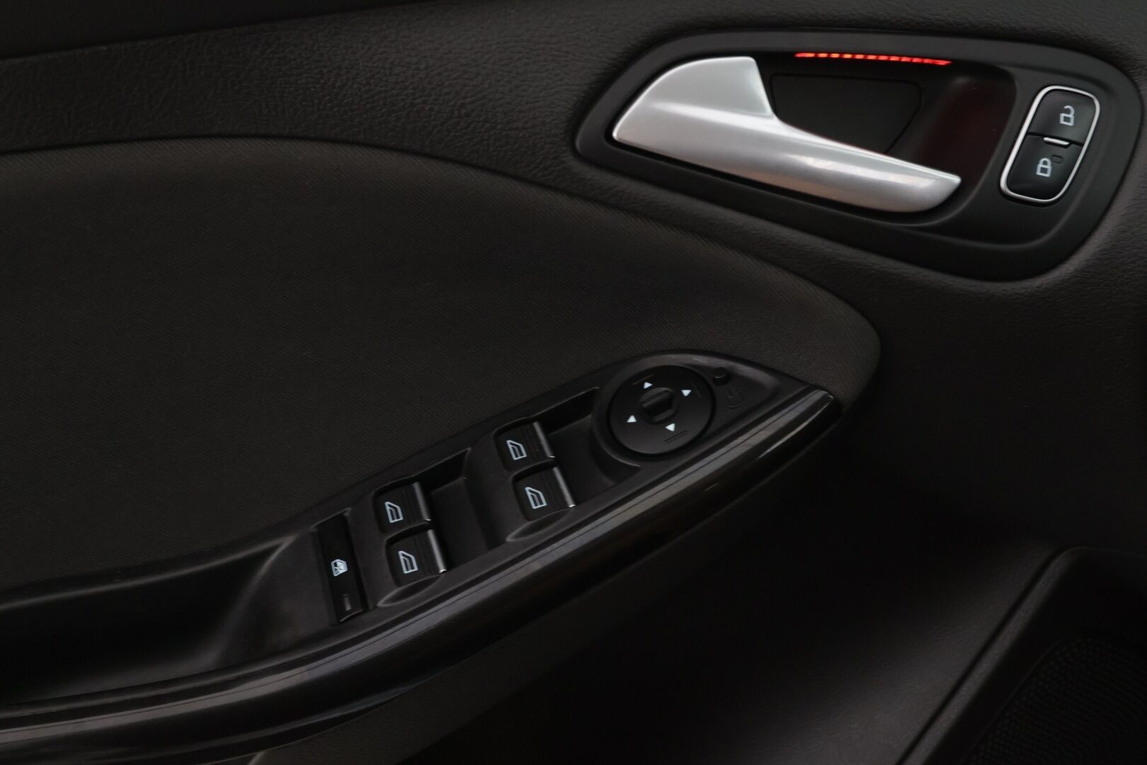 Ford Focus 2016 1,0 EcoBoost 125 hv Start/Stop A6 Titanium Wagon / Tutkat / Vakkari / BLIS / Bluetooth - 2x vanteet / Erittäin hyväkuntoiset renkaat / Suomi-auto