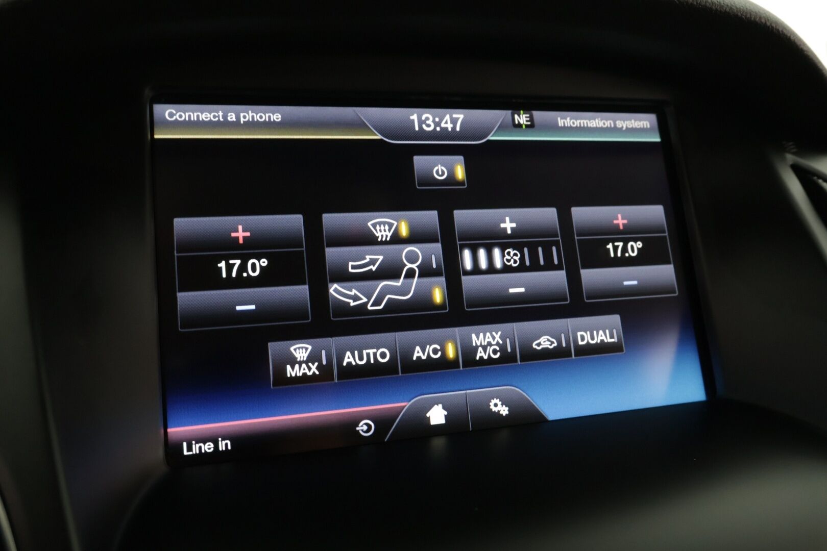 Ford Focus 2016 1,0 EcoBoost 125 hv Start/Stop A6 Titanium Wagon / Tutkat / Vakkari / BLIS / Bluetooth - 2x vanteet / Erittäin hyväkuntoiset renkaat / Suomi-auto