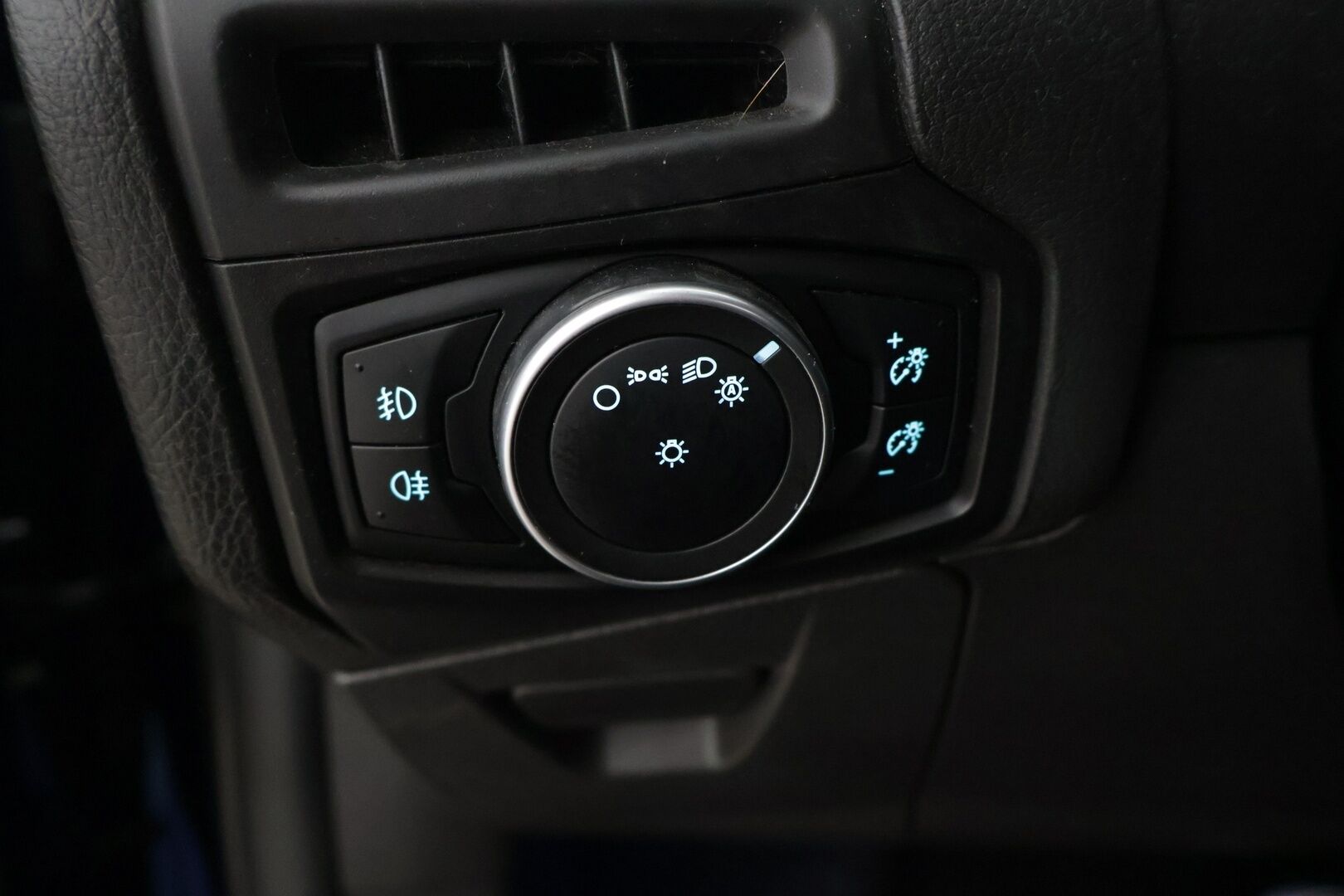 Ford Focus 2016 2,0 TDCi 150 hv PowerShift A6 Titanium** Kamera / Adapt. Vakkari / Koukku / Puolinahat** - Juuri huollettu! Kahdet renkaat! Sähköpenkit!